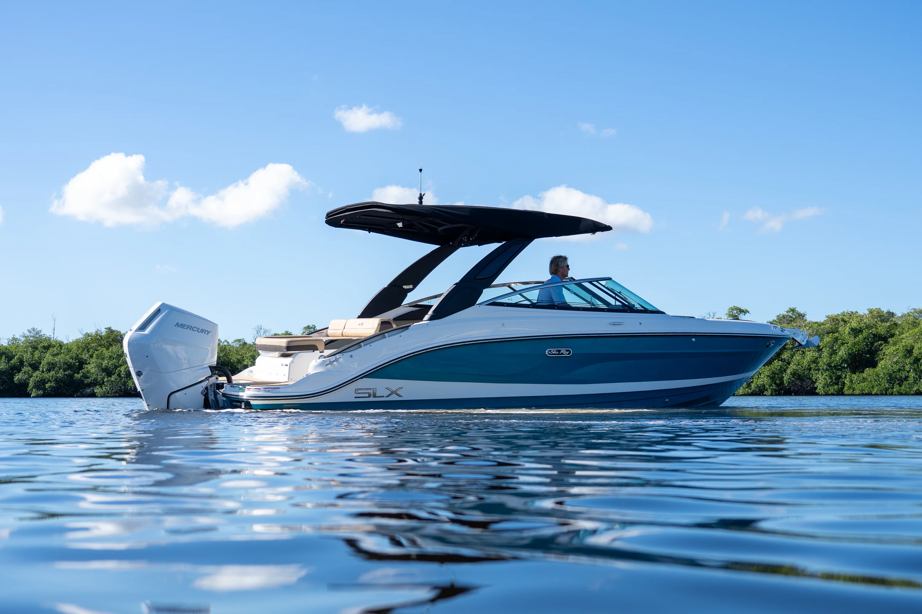 2026 Sea Ray SLX 260 Outboard Image Thumbnail #2