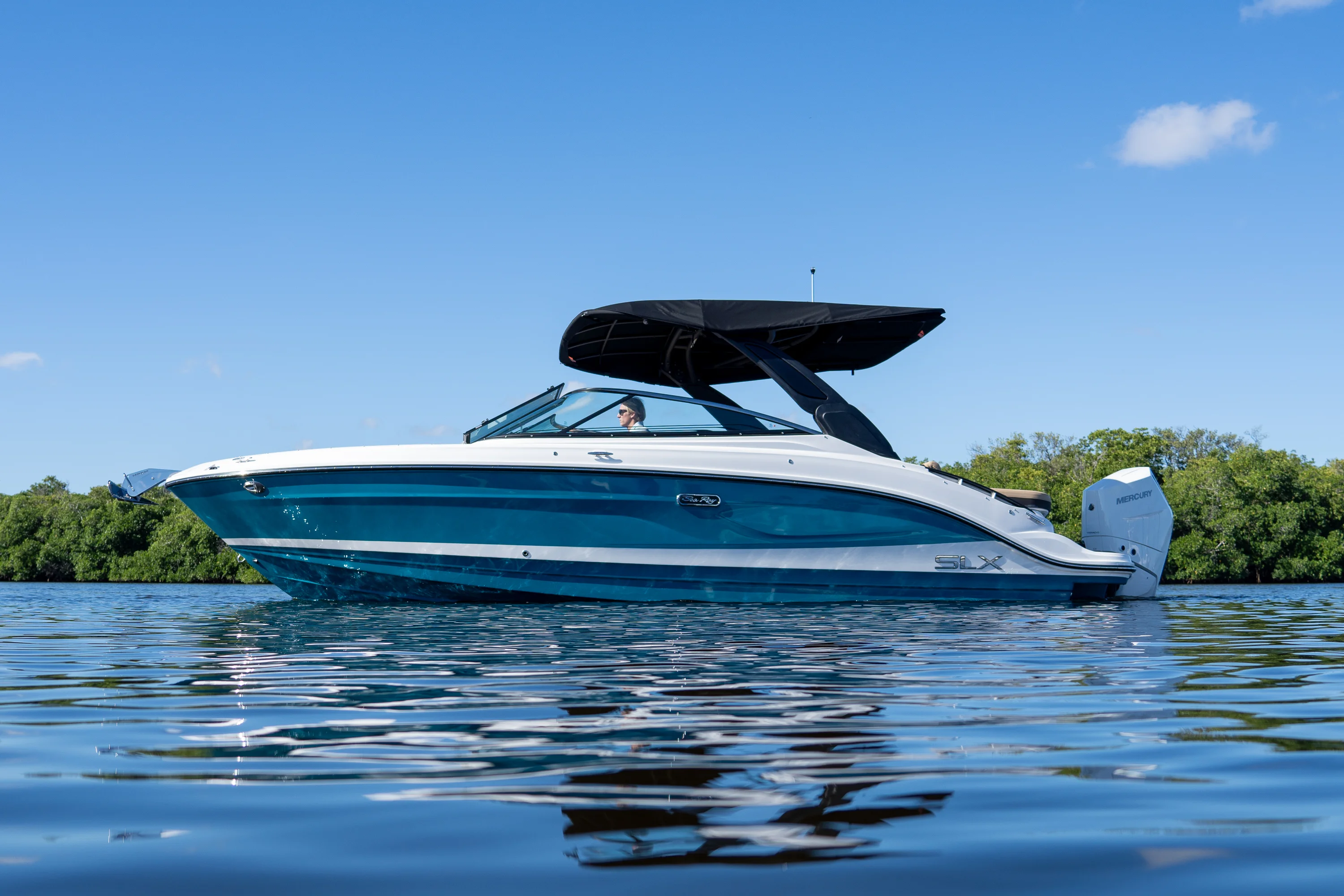 2026 Sea Ray SLX 260 Outboard Image Thumbnail #3