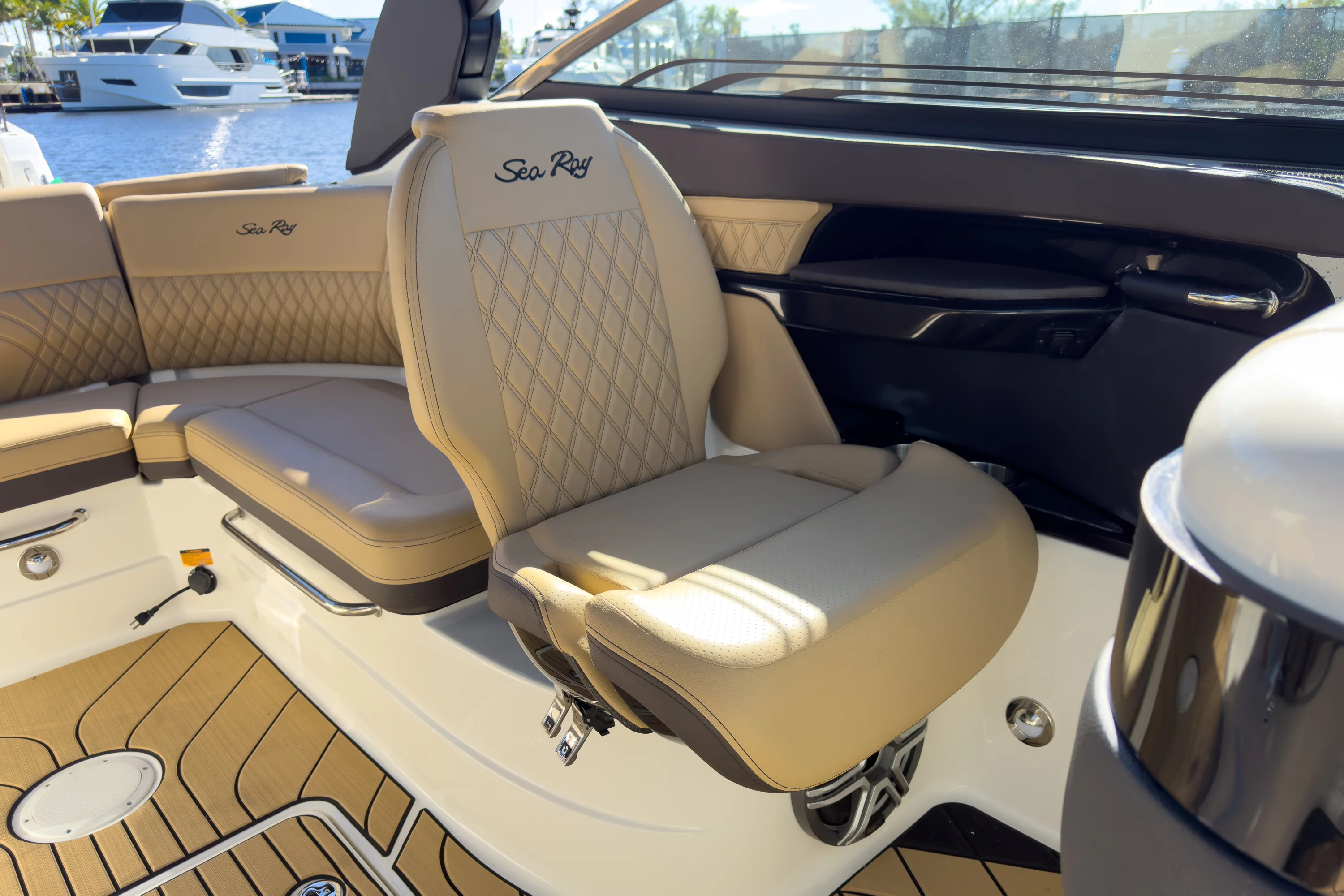 2026 Sea Ray SLX 260 Outboard Image Thumbnail #12