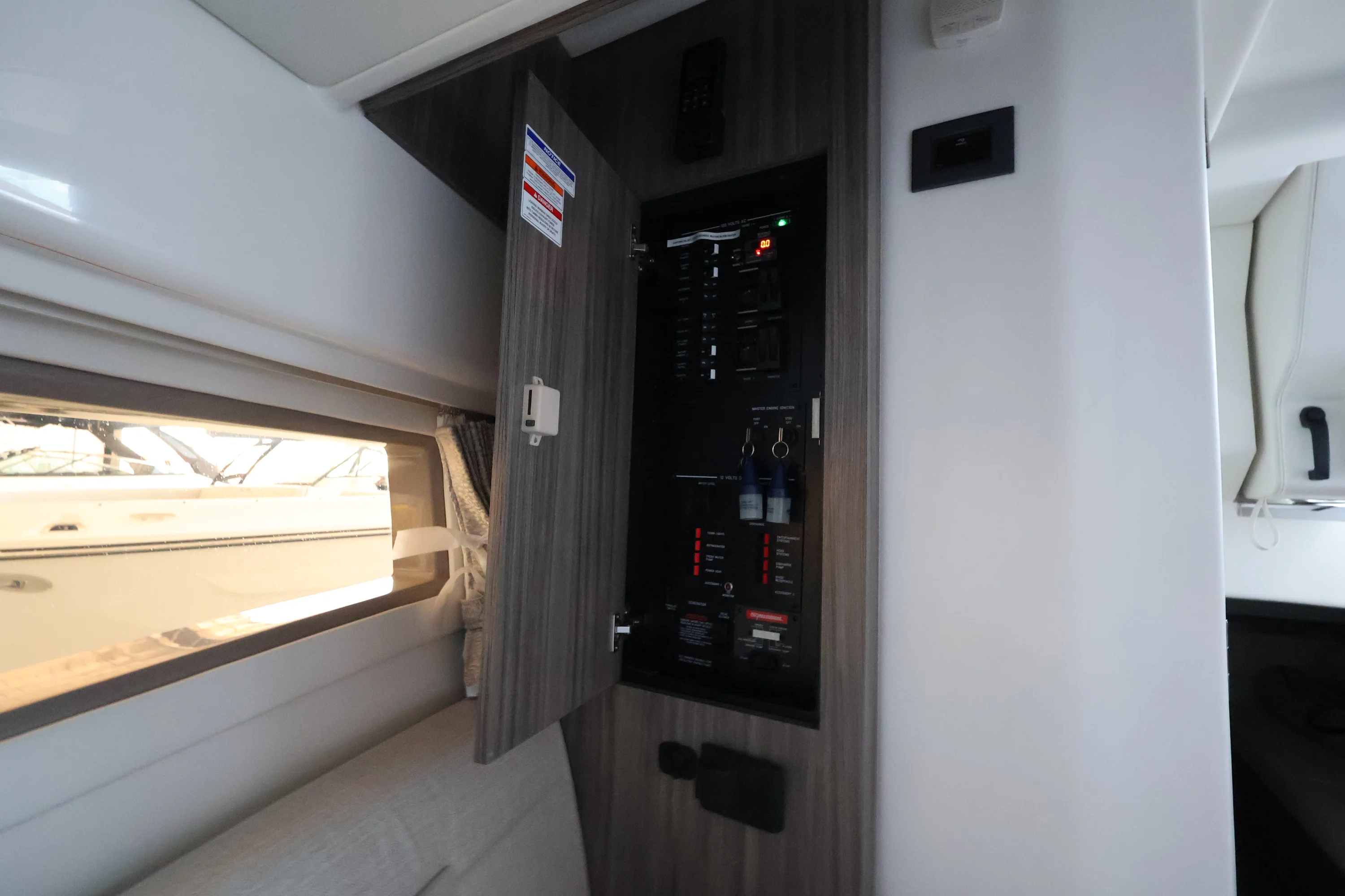 2026 Sea Ray Sundancer 320 Outboard Image Thumbnail #29