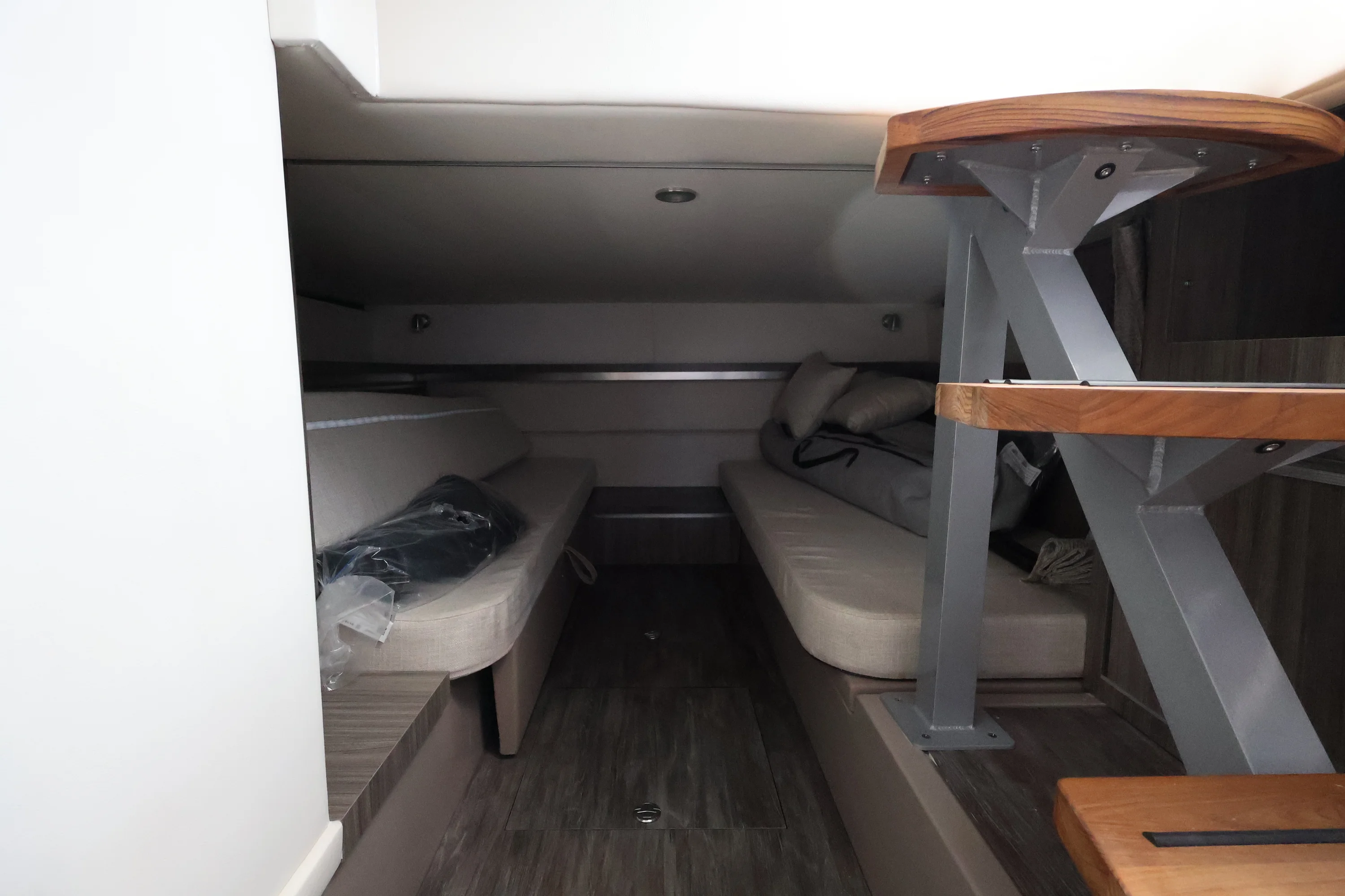 2026 Sea Ray Sundancer 320 Outboard Image Thumbnail #35