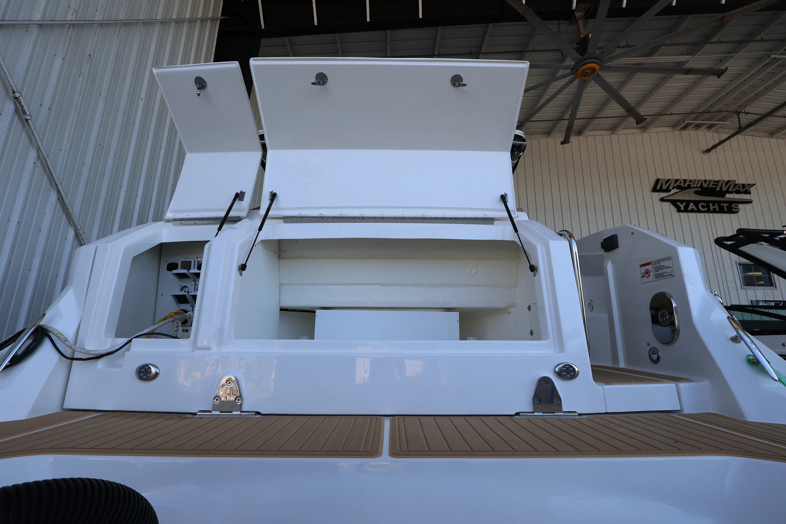 2026 Sea Ray Sundancer 320 Outboard Image Thumbnail #7