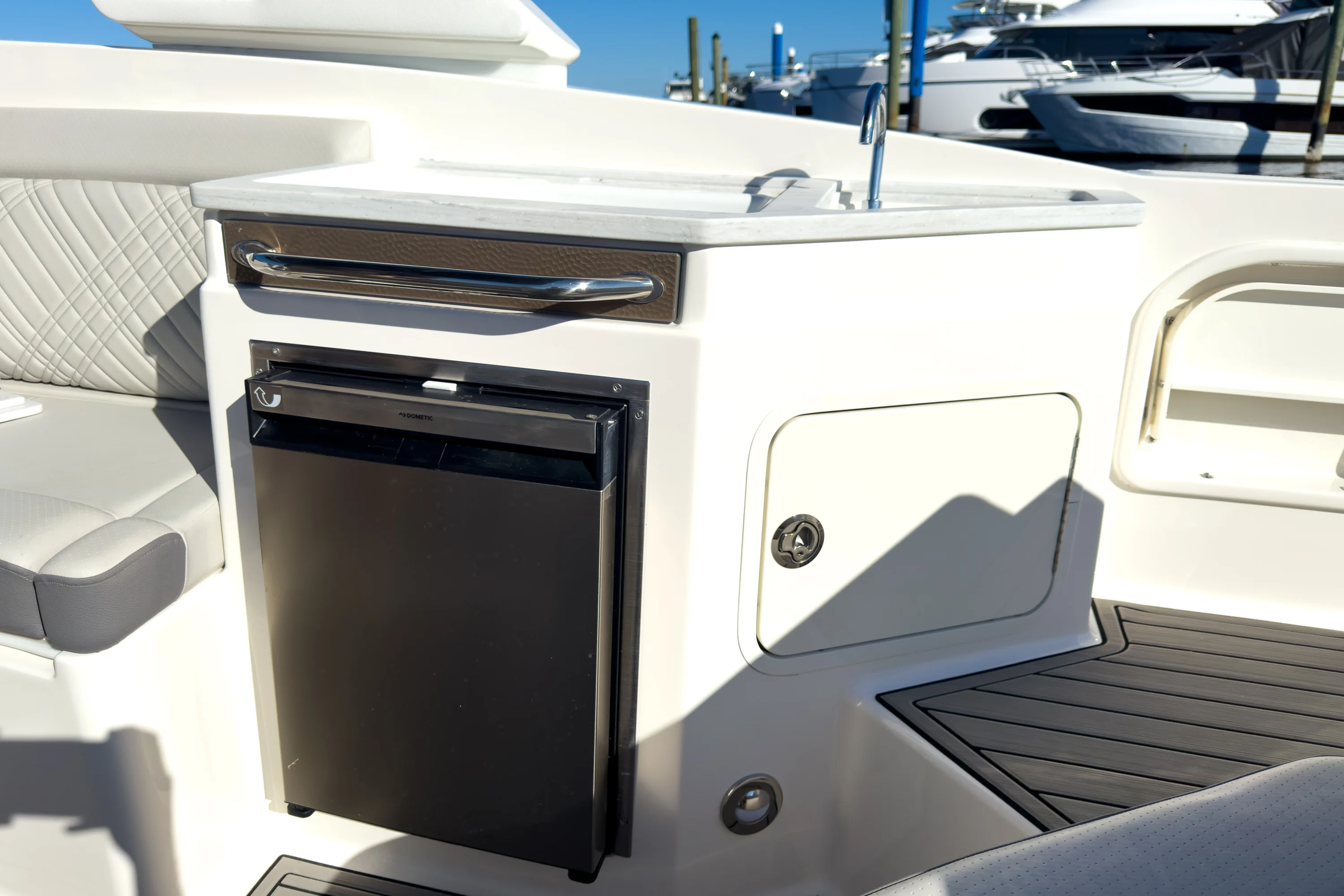 2026 Sea Ray SDX 290 Outboard Image Thumbnail #8