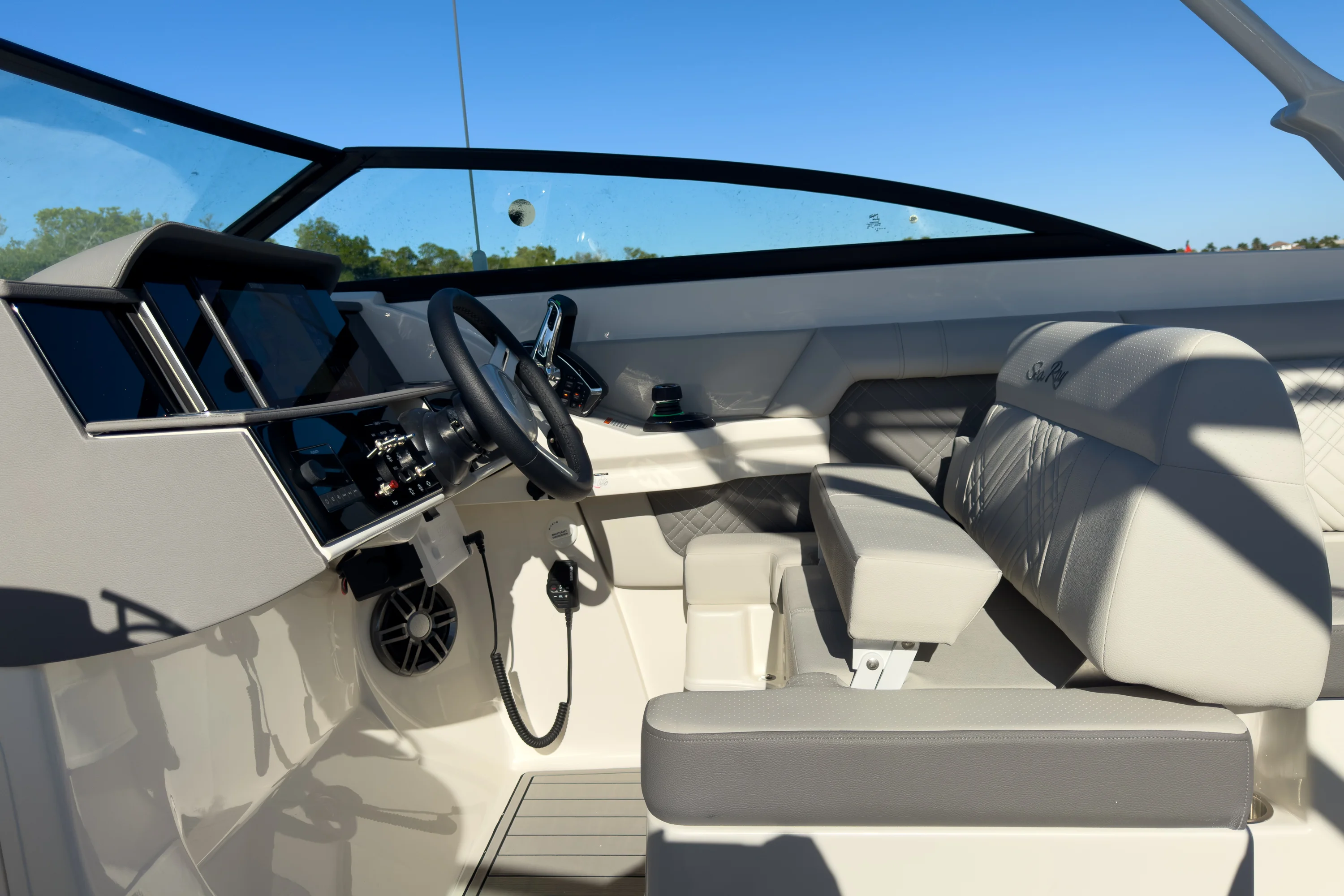 2026 Sea Ray SDX 290 Outboard Image Thumbnail #14