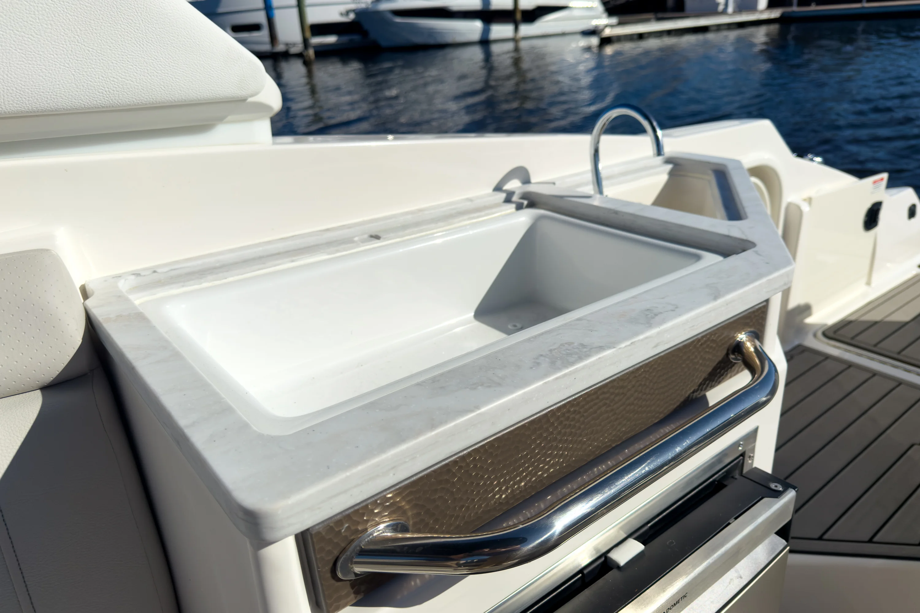 2026 Sea Ray SDX 290 Outboard Image Thumbnail #9