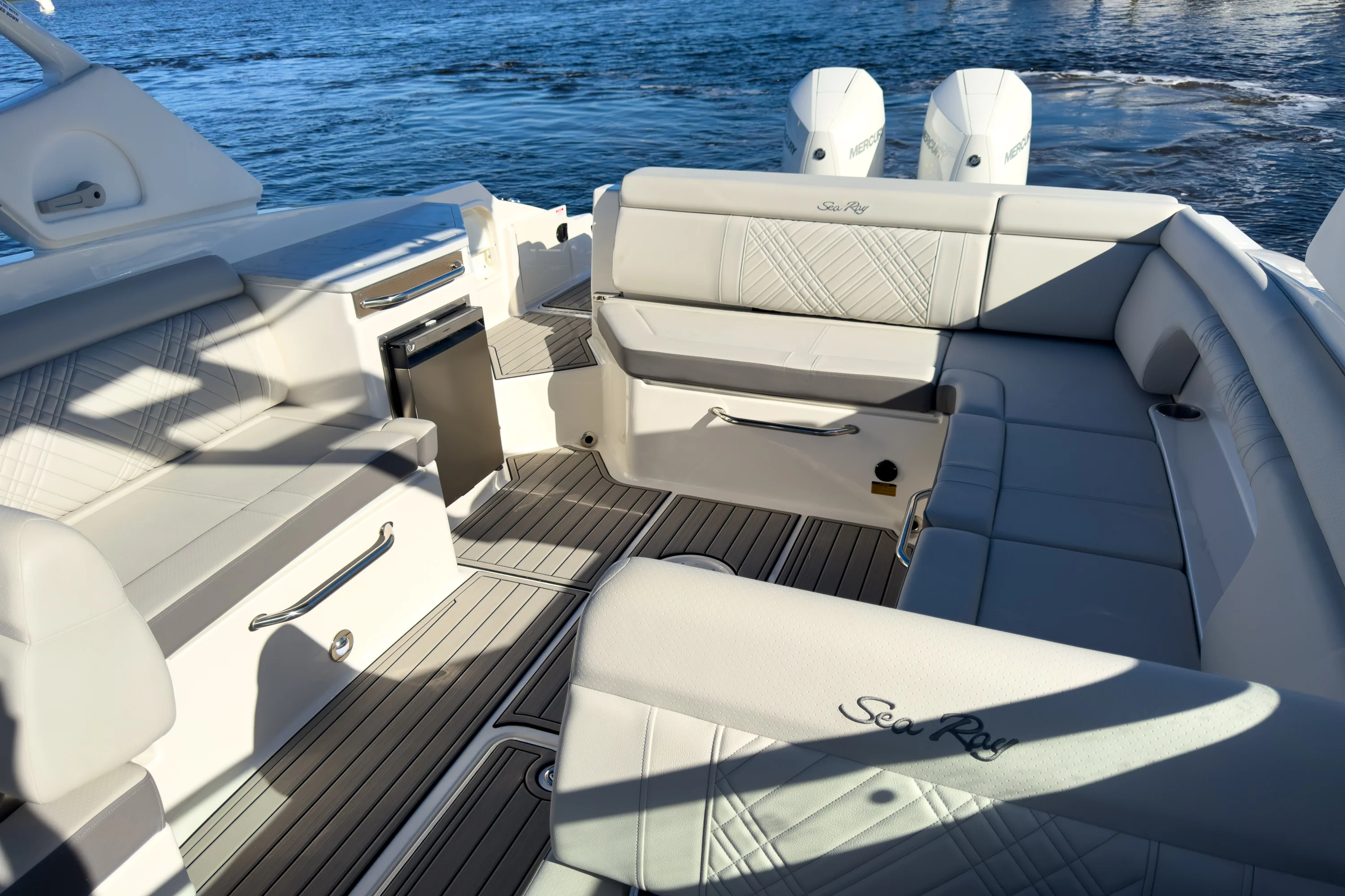 2026 Sea Ray SDX 290 Outboard Image Thumbnail #7