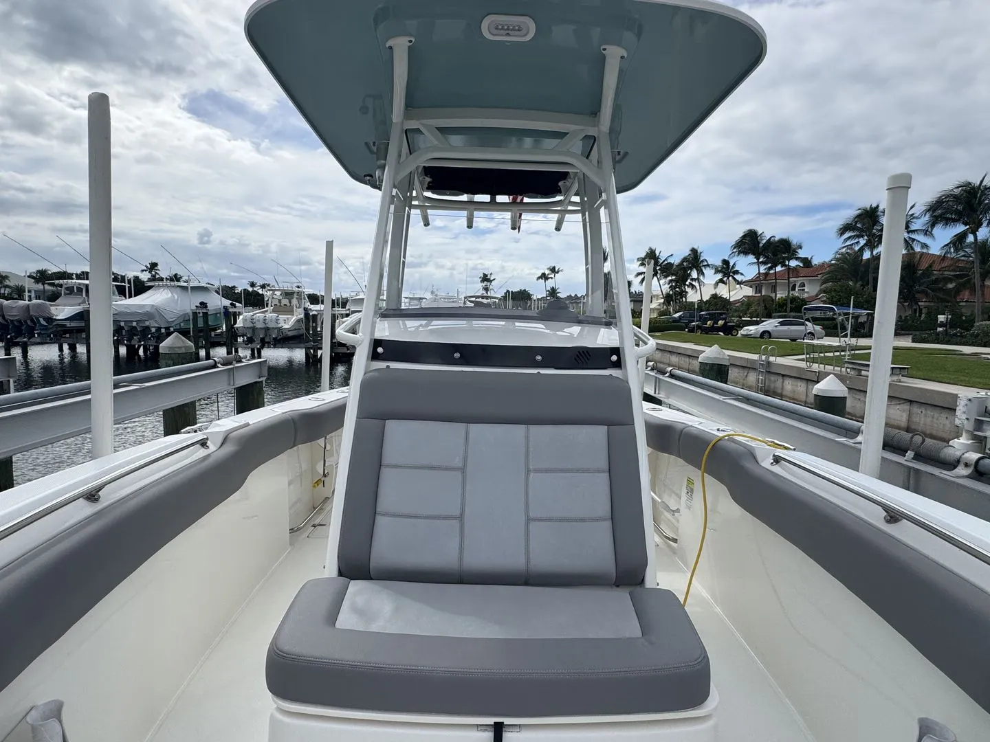 2022 Boston Whaler 230 OUTRAGE Image Thumbnail #7
