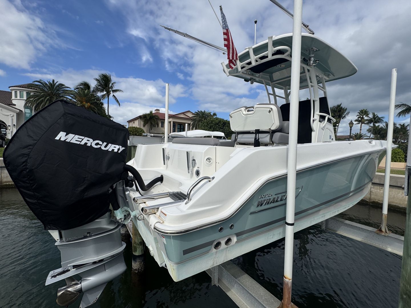 2022 Boston Whaler 230 OUTRAGE Image Thumbnail #2