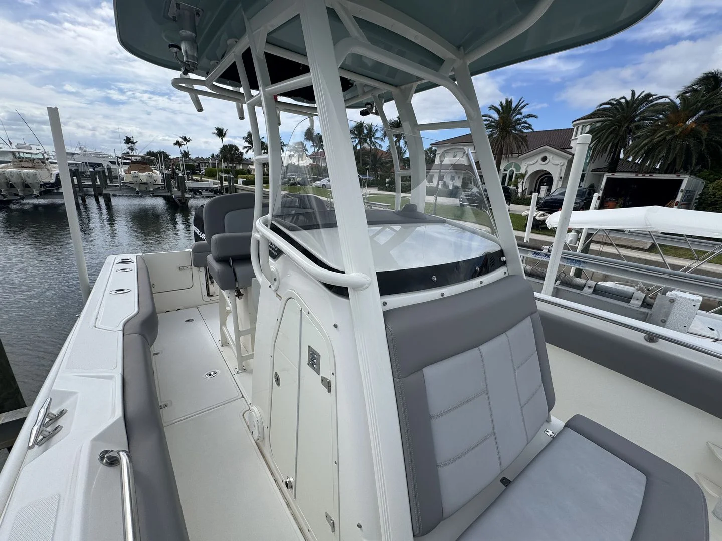 2022 Boston Whaler 230 OUTRAGE Image Thumbnail #10