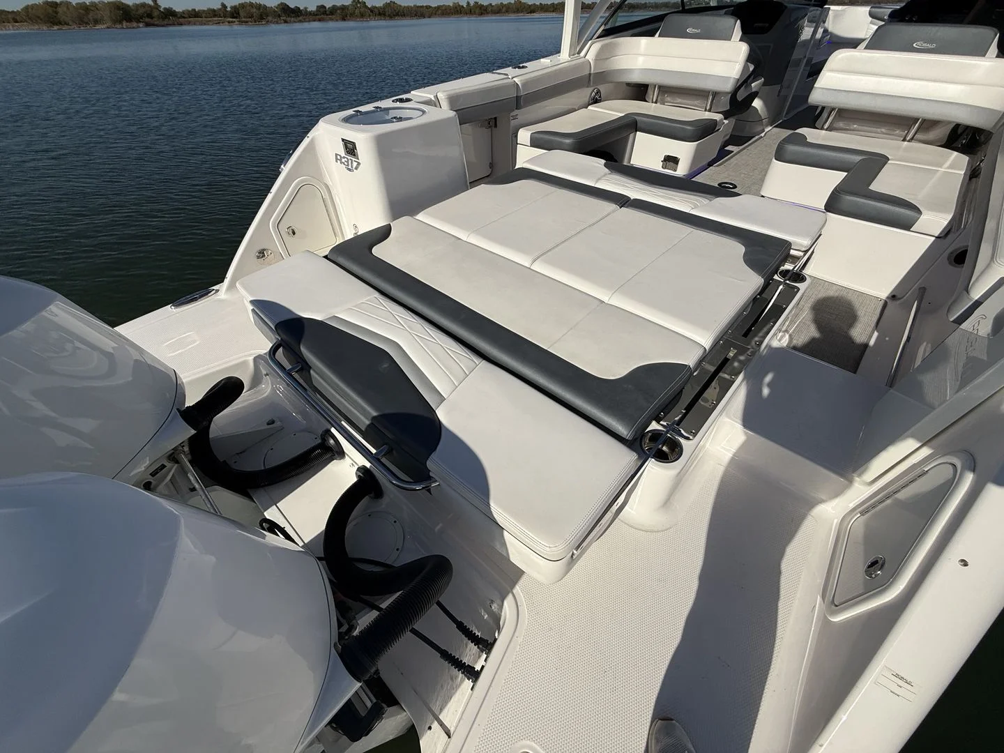 2021 Robalo R317 Image Thumbnail #14
