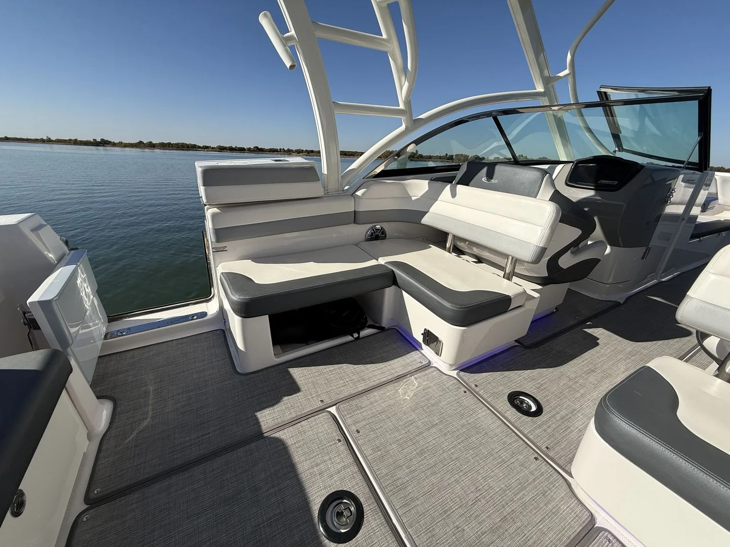 2021 Robalo R317 Image Thumbnail #21