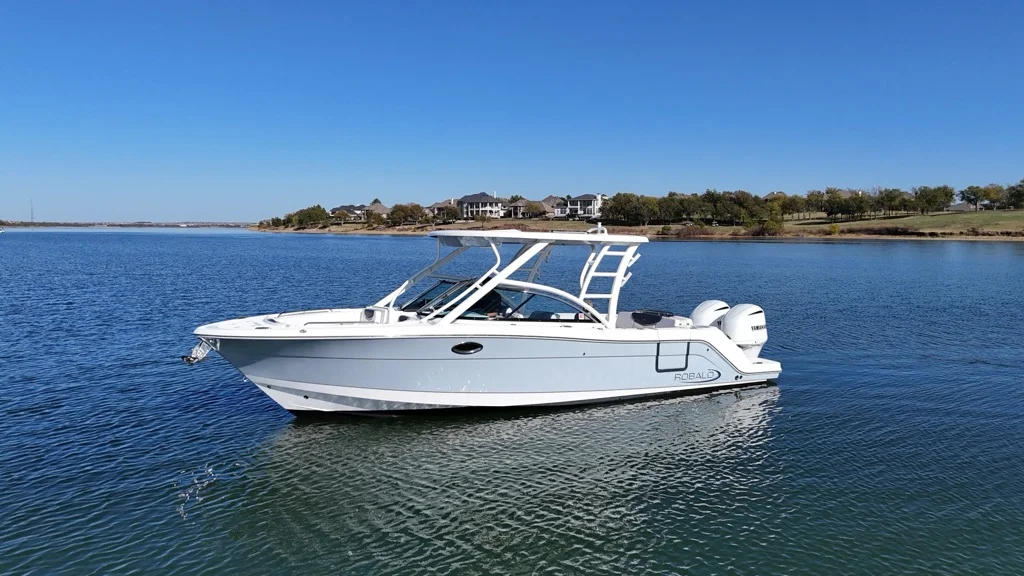 2021 Robalo R317 Image Thumbnail #1