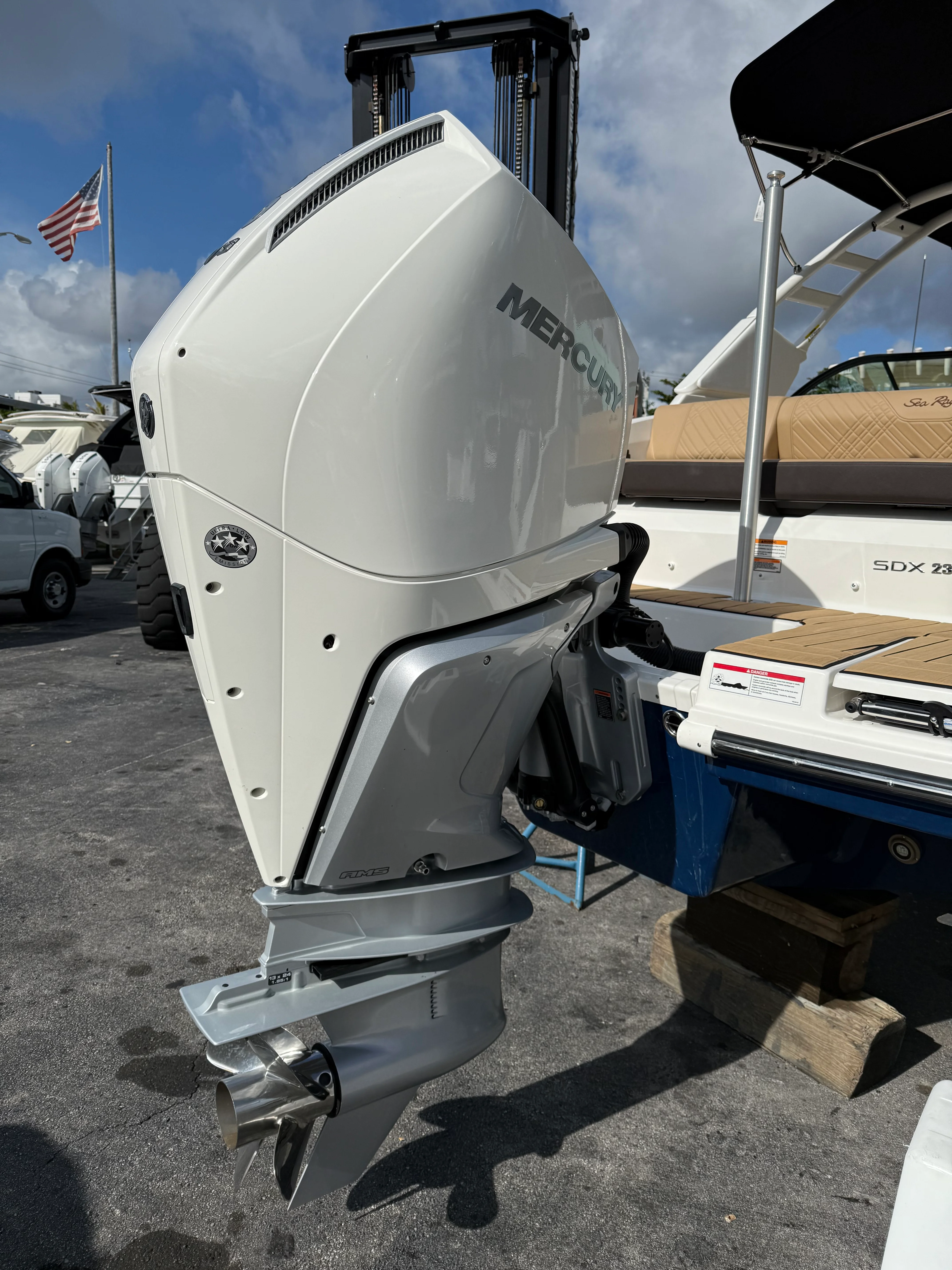2026 Sea Ray SDX 230 Outboard Image Thumbnail #4