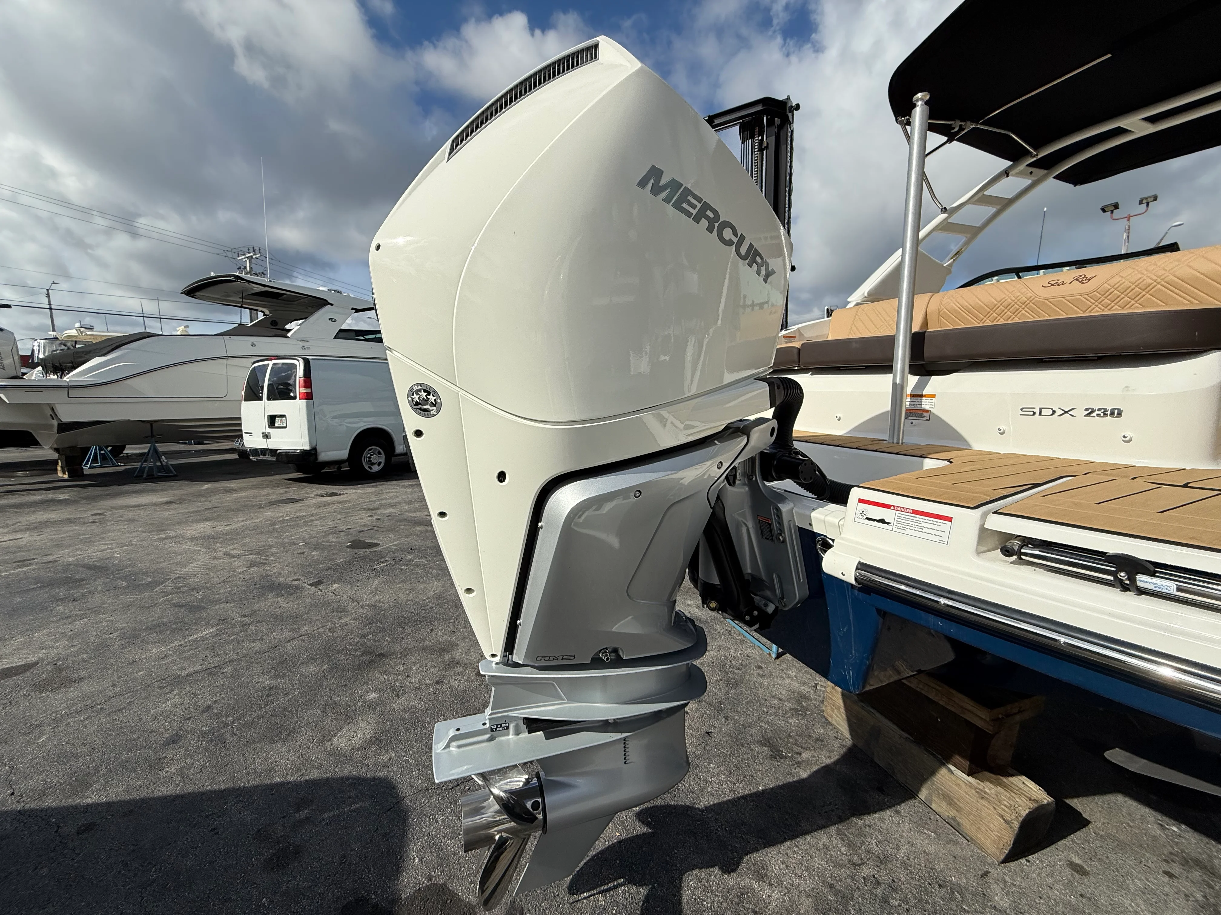 2026 Sea Ray SDX 230 Outboard Image Thumbnail #18