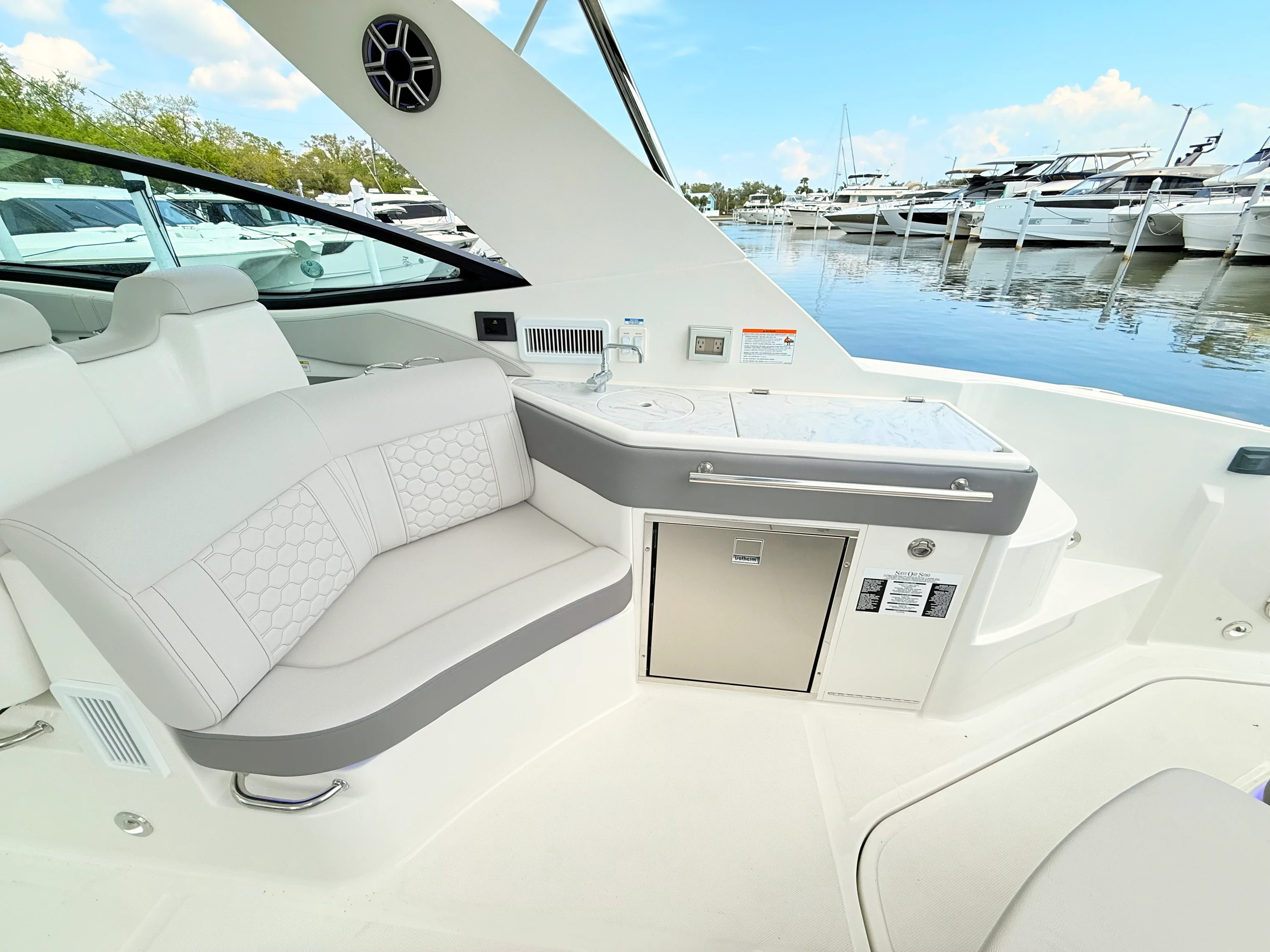 2026 Sea Ray Sundancer 320 Outboard Image Thumbnail #36