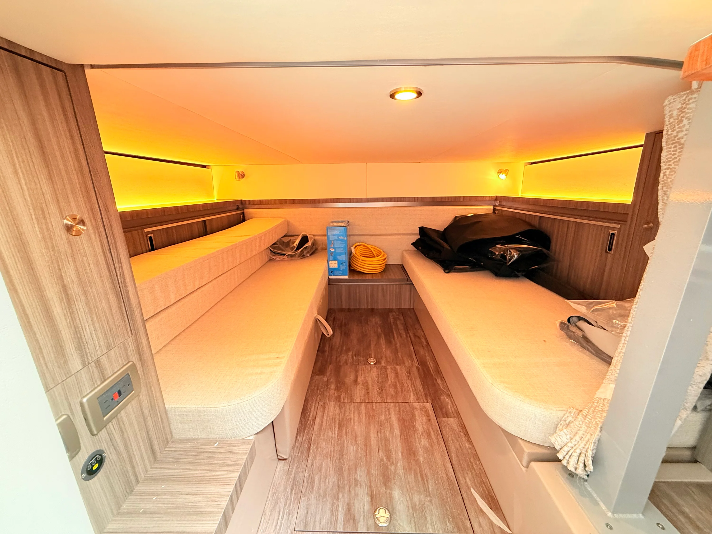 2026 Sea Ray Sundancer 320 Outboard Image Thumbnail #77