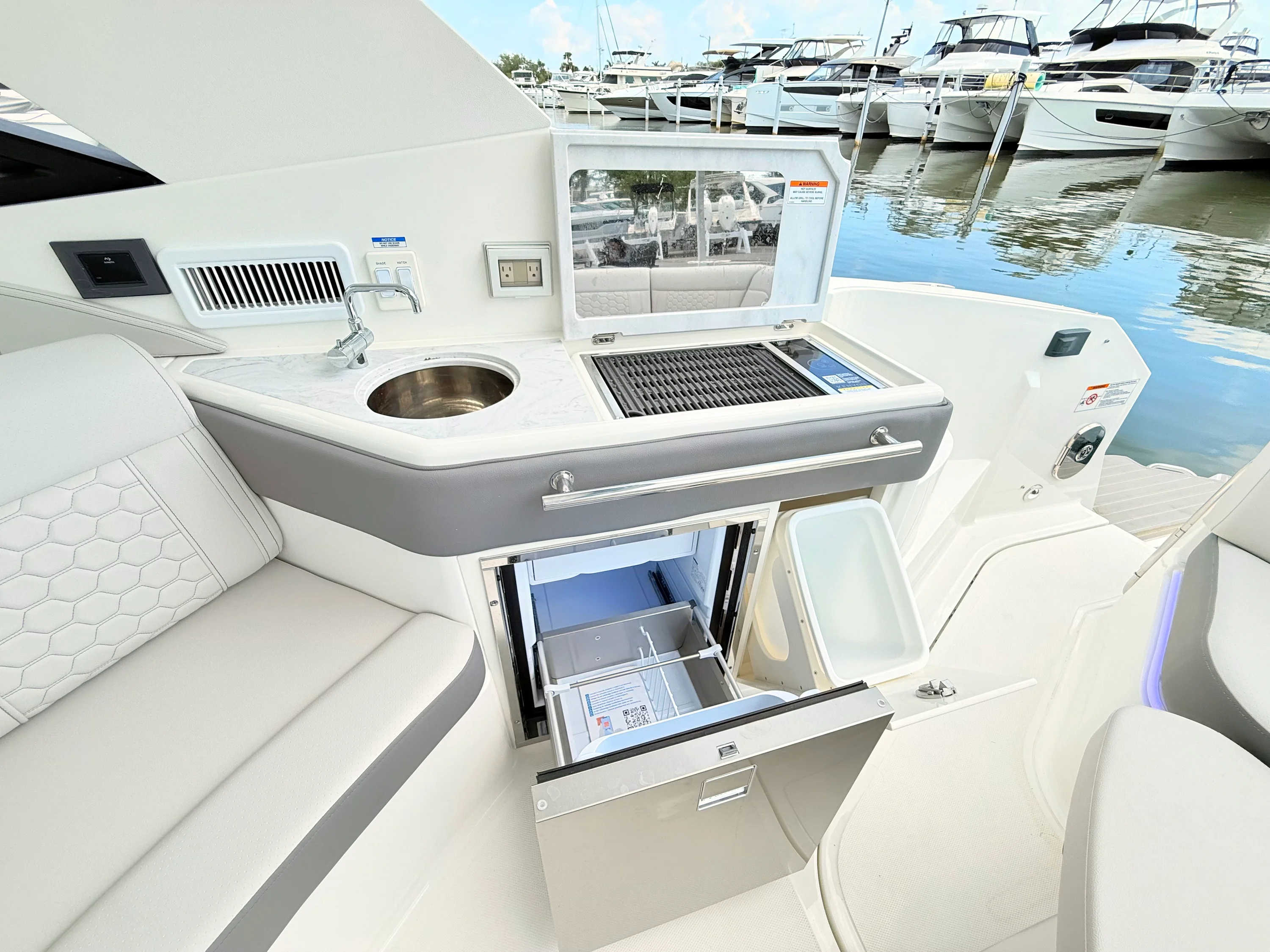 2026 Sea Ray Sundancer 320 Outboard Image Thumbnail #34
