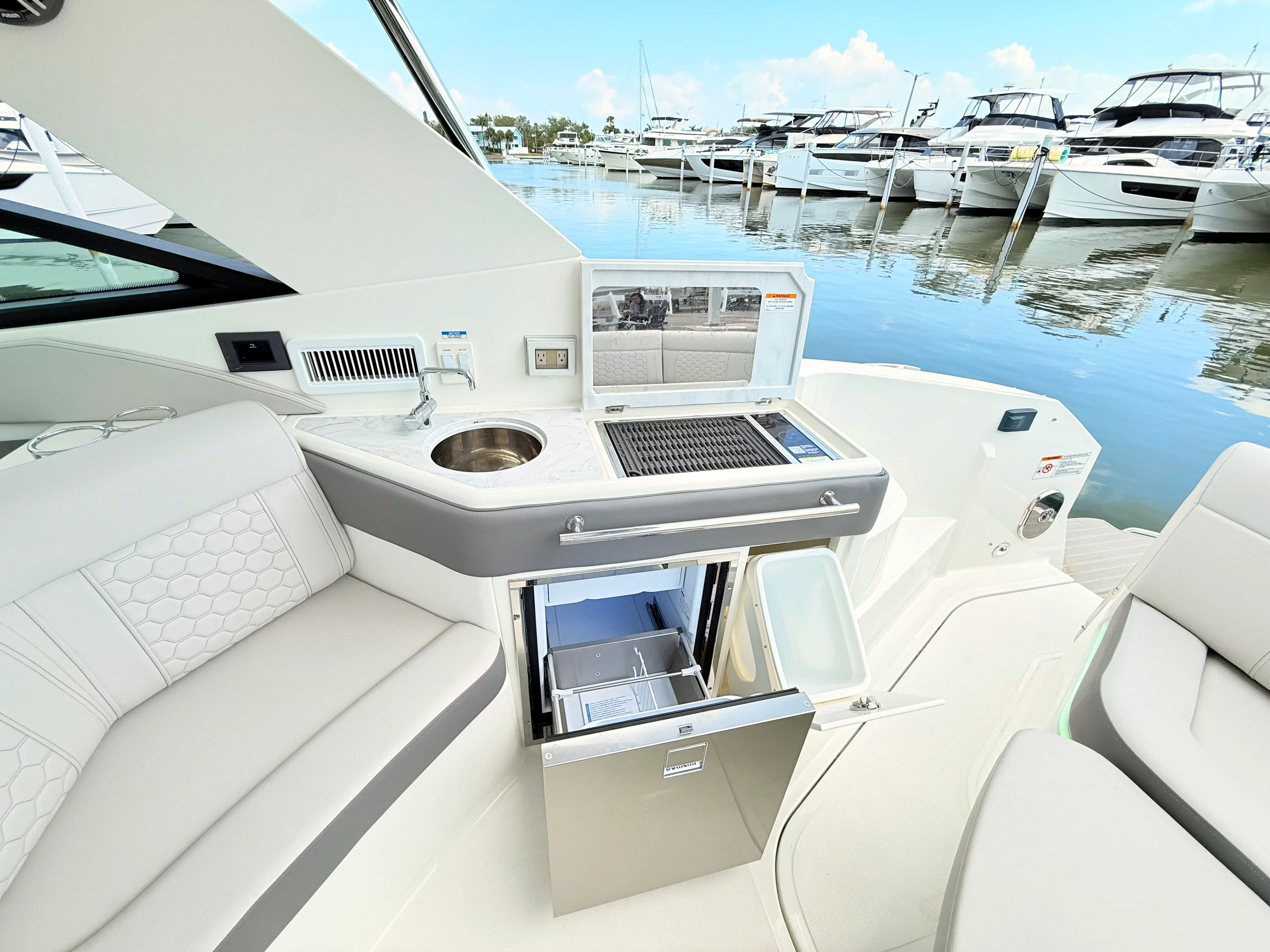 2026 Sea Ray Sundancer 320 Outboard Image Thumbnail #33