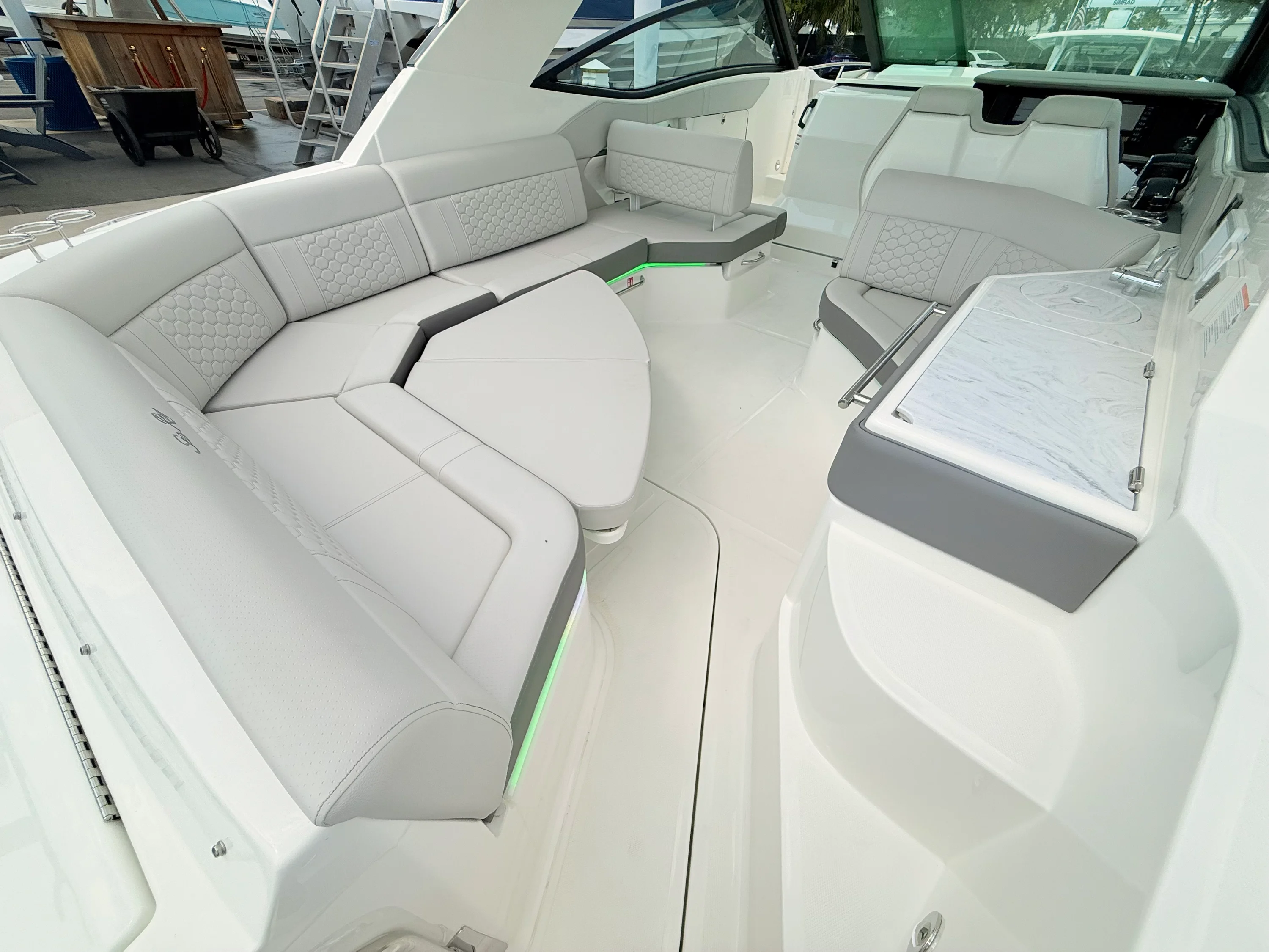 2026 Sea Ray Sundancer 320 Outboard Image Thumbnail #30