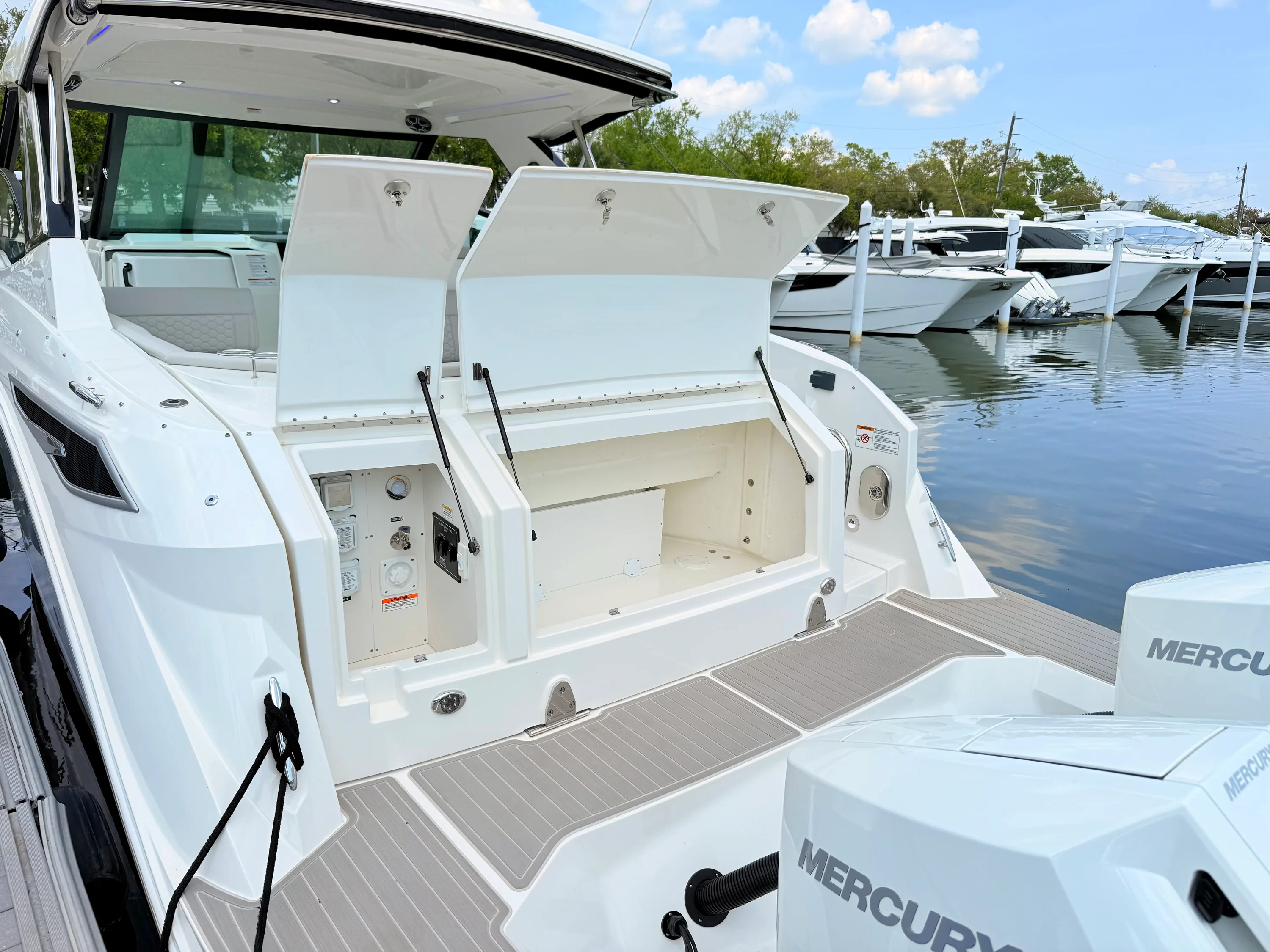 2026 Sea Ray Sundancer 320 Outboard Image Thumbnail #23