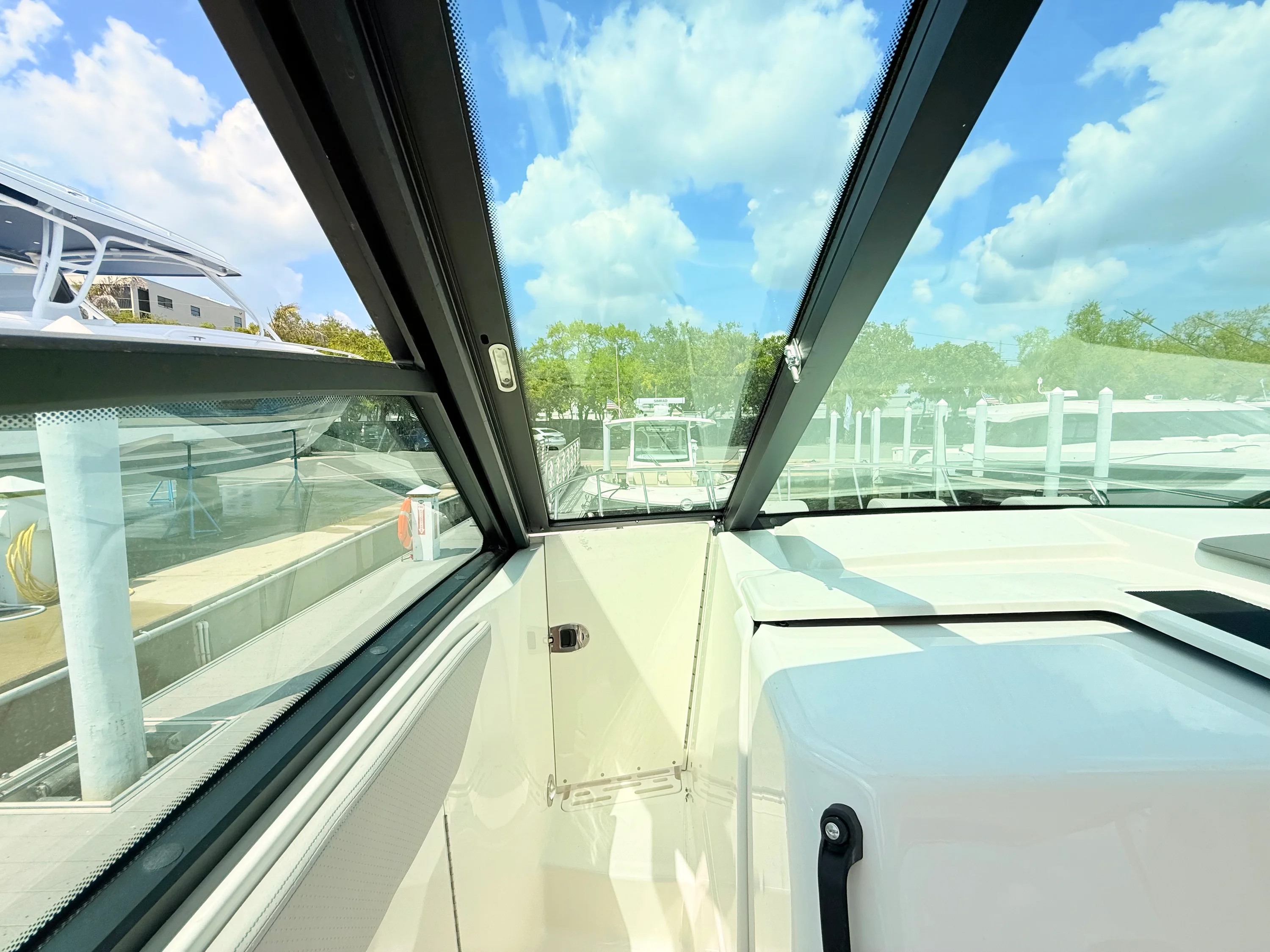 2026 Sea Ray Sundancer 320 Outboard Image Thumbnail #58