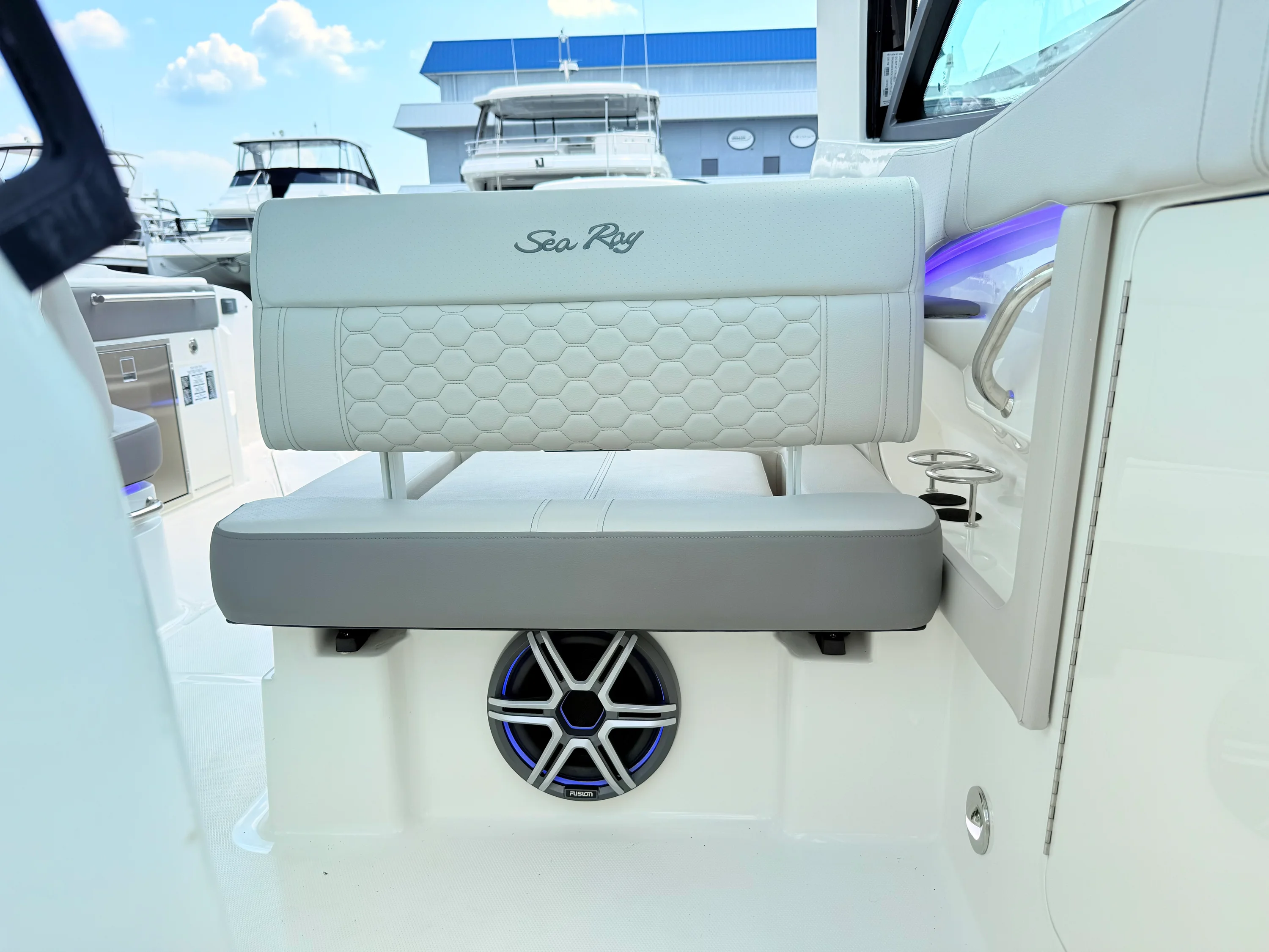 2026 Sea Ray Sundancer 320 Outboard Image Thumbnail #54
