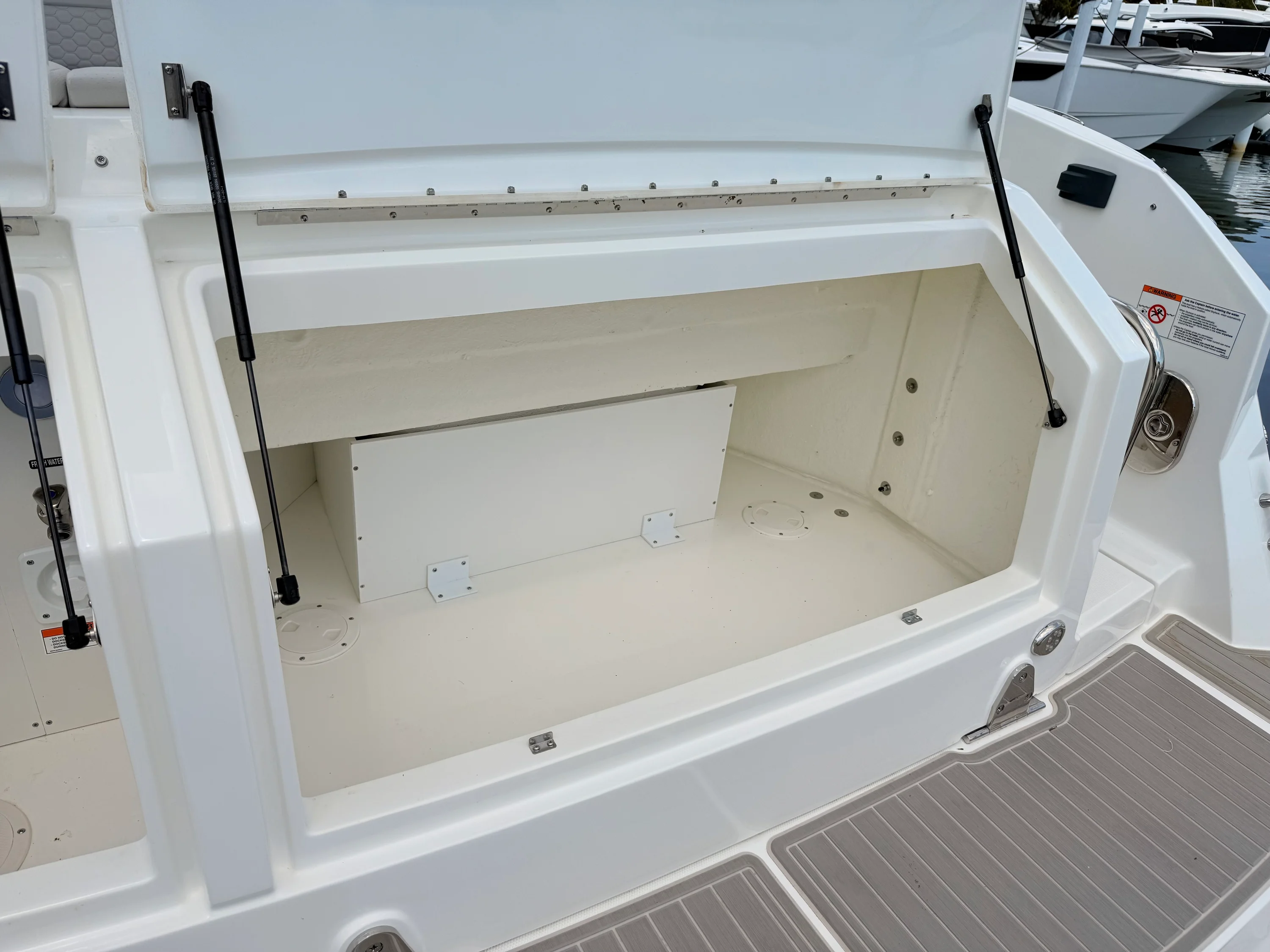 2026 Sea Ray Sundancer 320 Outboard Image Thumbnail #25