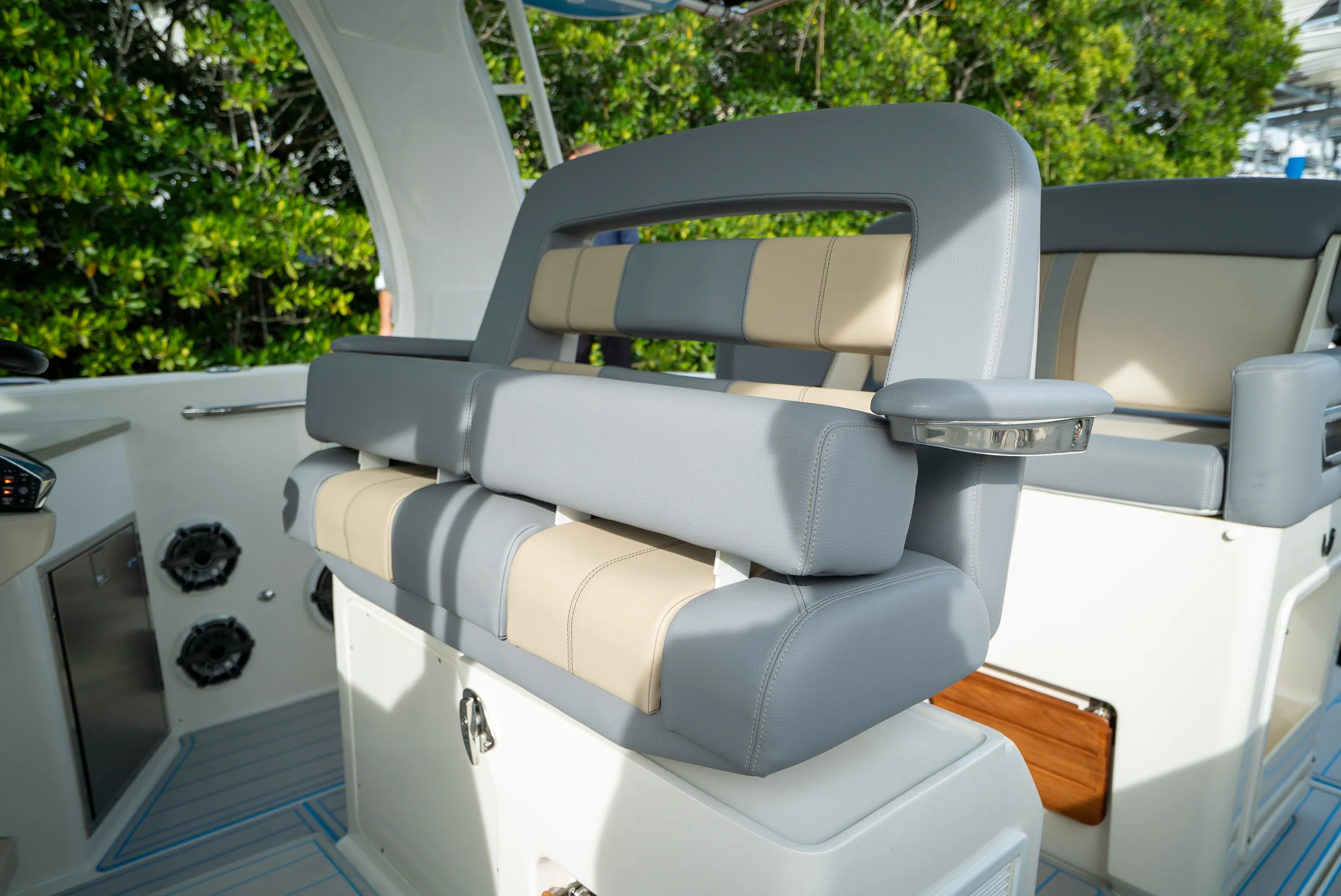 2025 Boston Whaler 350 REALM Image Thumbnail #14