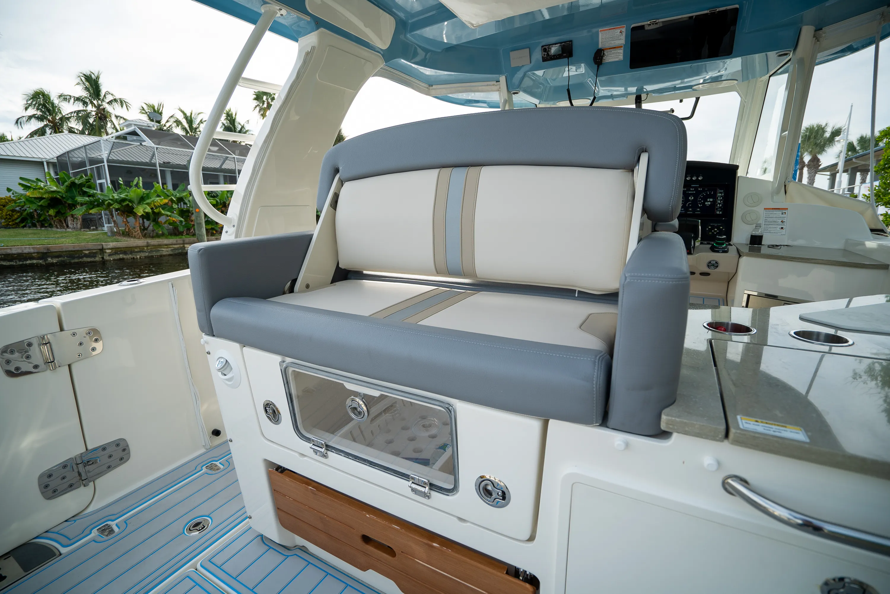 2025 Boston Whaler 350 REALM Image Thumbnail #7