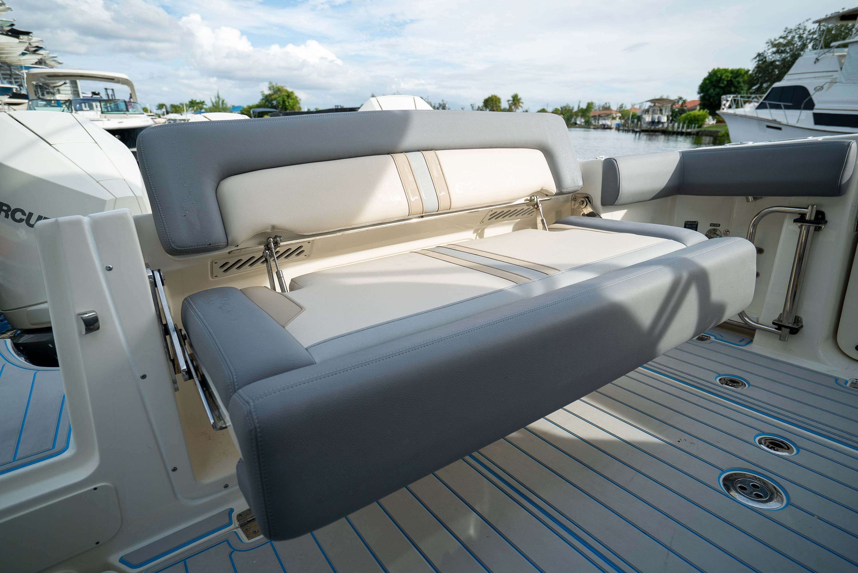 2025 Boston Whaler 350 REALM Image Thumbnail #6