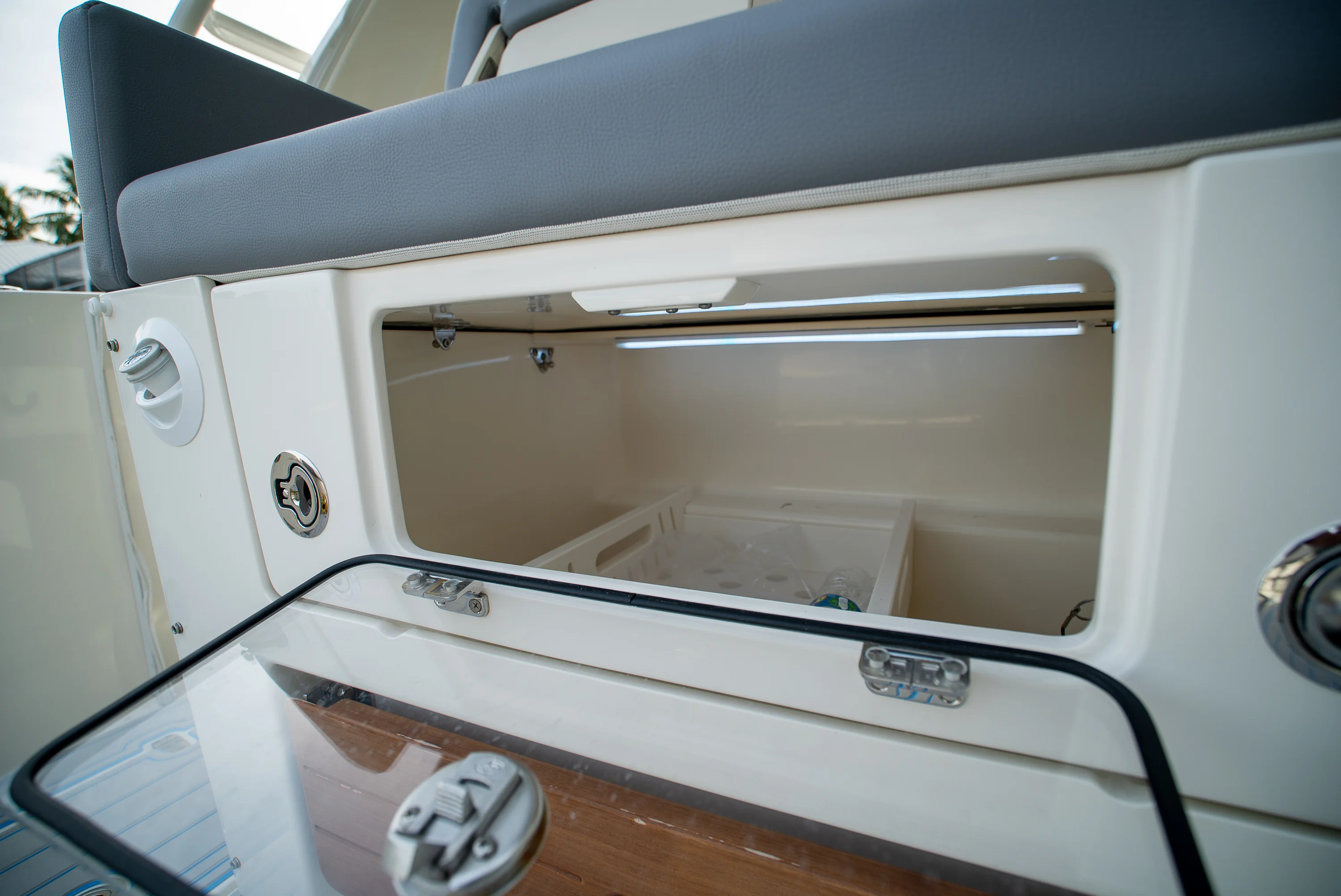 2025 Boston Whaler 350 REALM Image Thumbnail #9