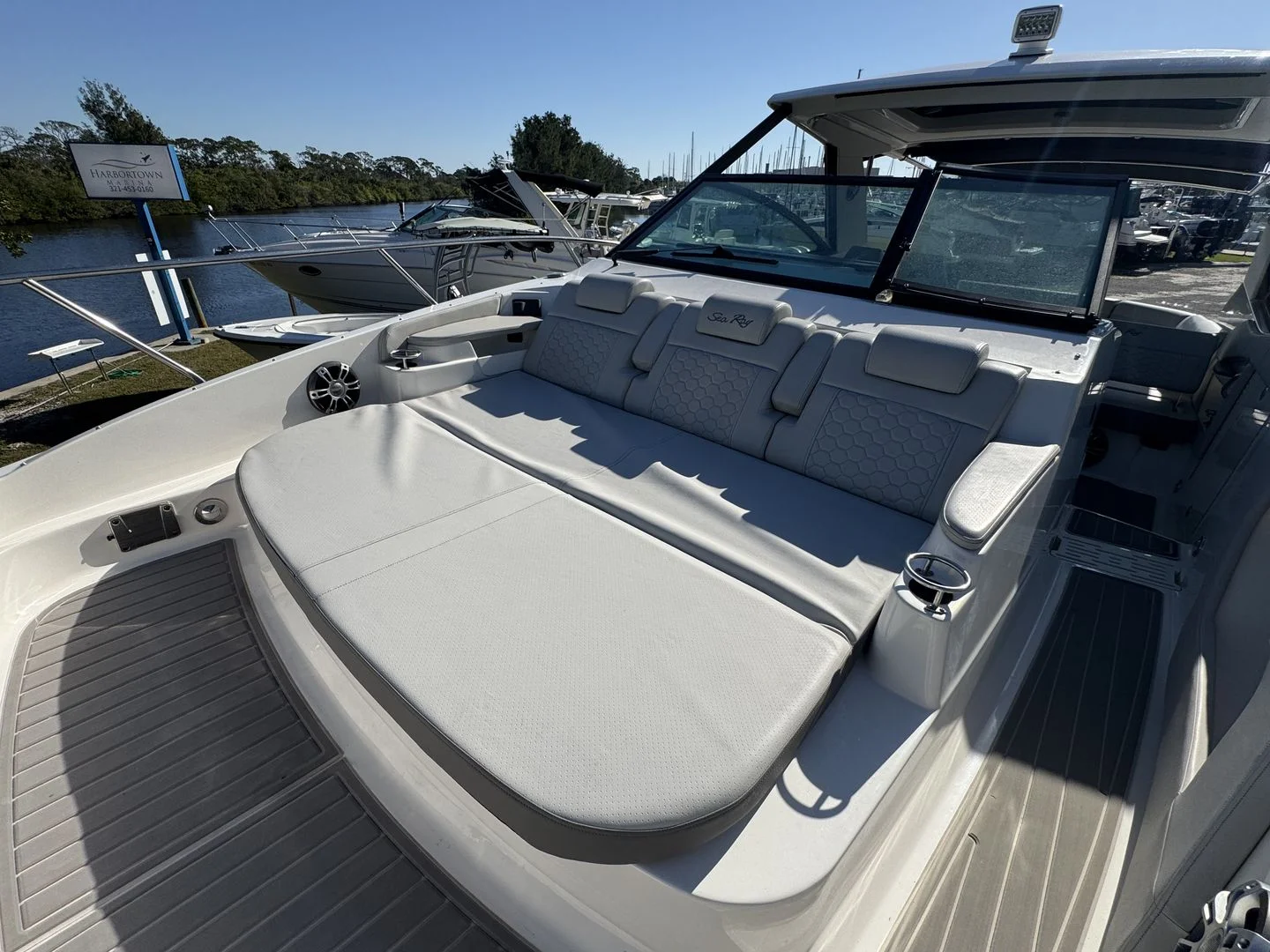 2024 Sea Ray 320 SUNDANCER OUTBOARD Image Thumbnail #7