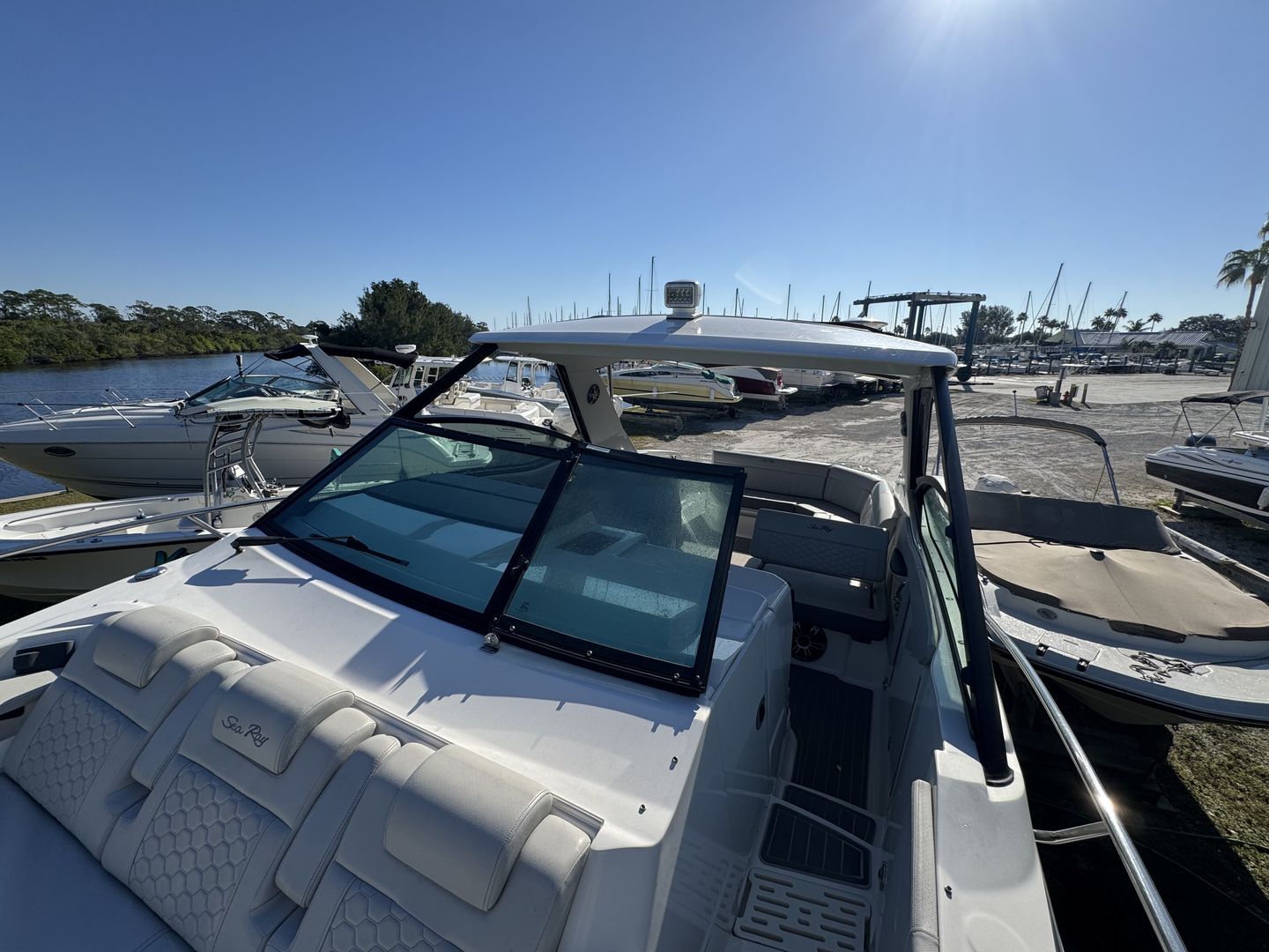 2024 Sea Ray 320 SUNDANCER OUTBOARD Image Thumbnail #11