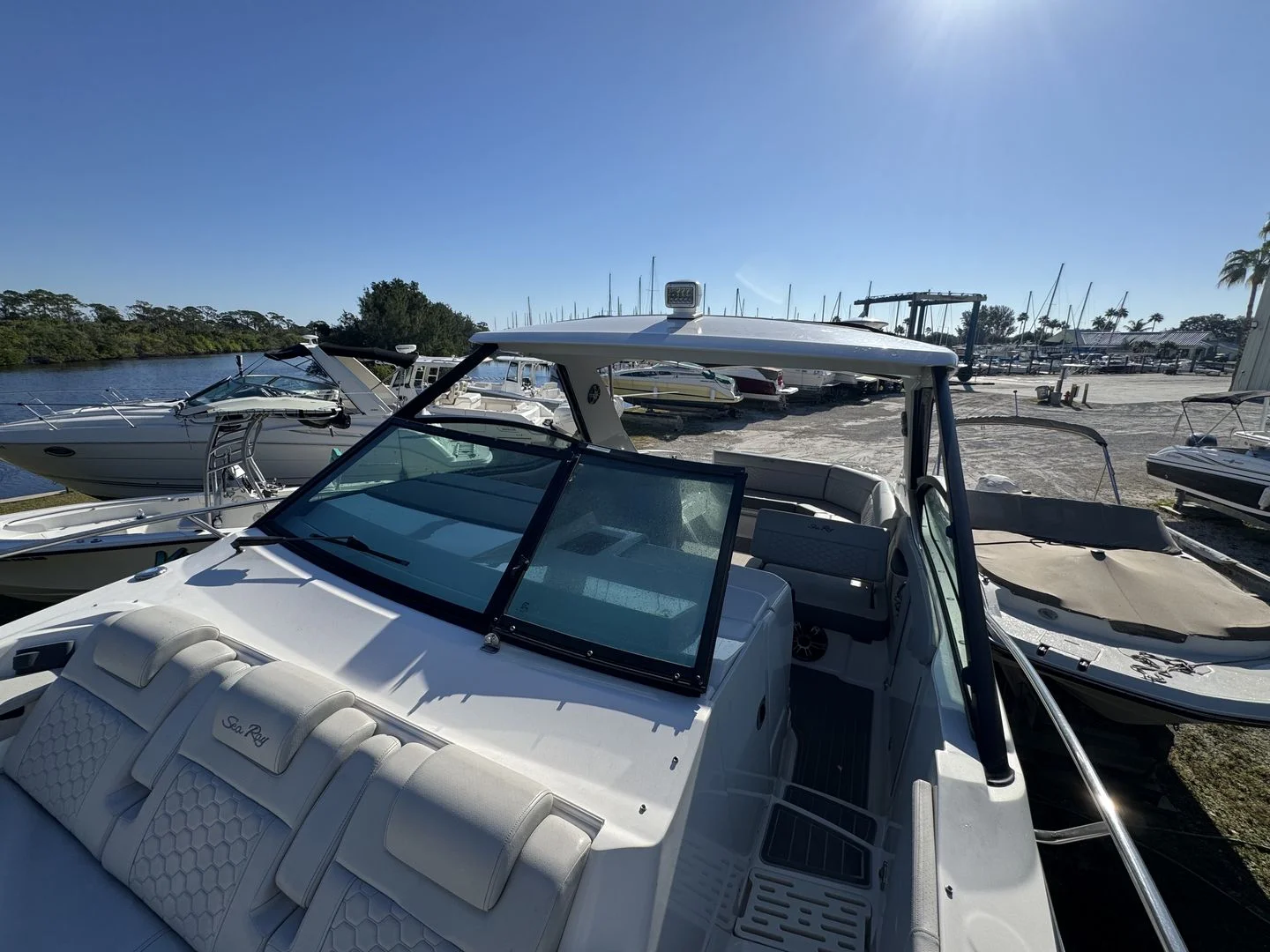 2024 Sea Ray 320 SUNDANCER OUTBOARD Image Thumbnail #11