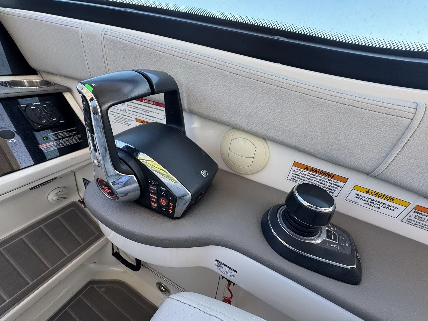 2024 Sea Ray 320 SUNDANCER OUTBOARD Image Thumbnail #16