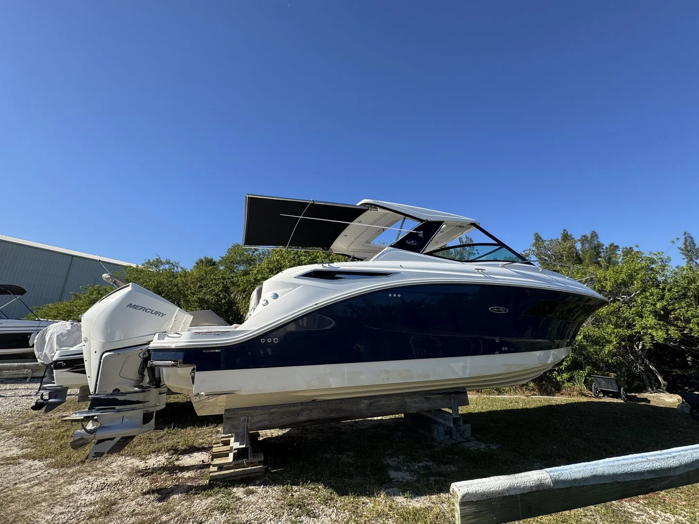 2024 Sea Ray 320 SUNDANCER OUTBOARD Image Thumbnail #3