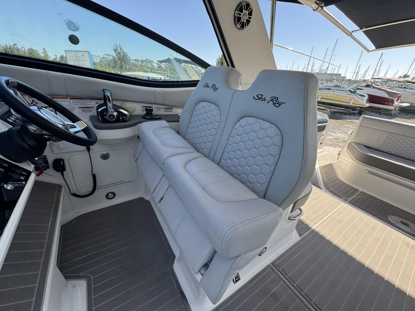 2024 Sea Ray 320 SUNDANCER OUTBOARD Image Thumbnail #15