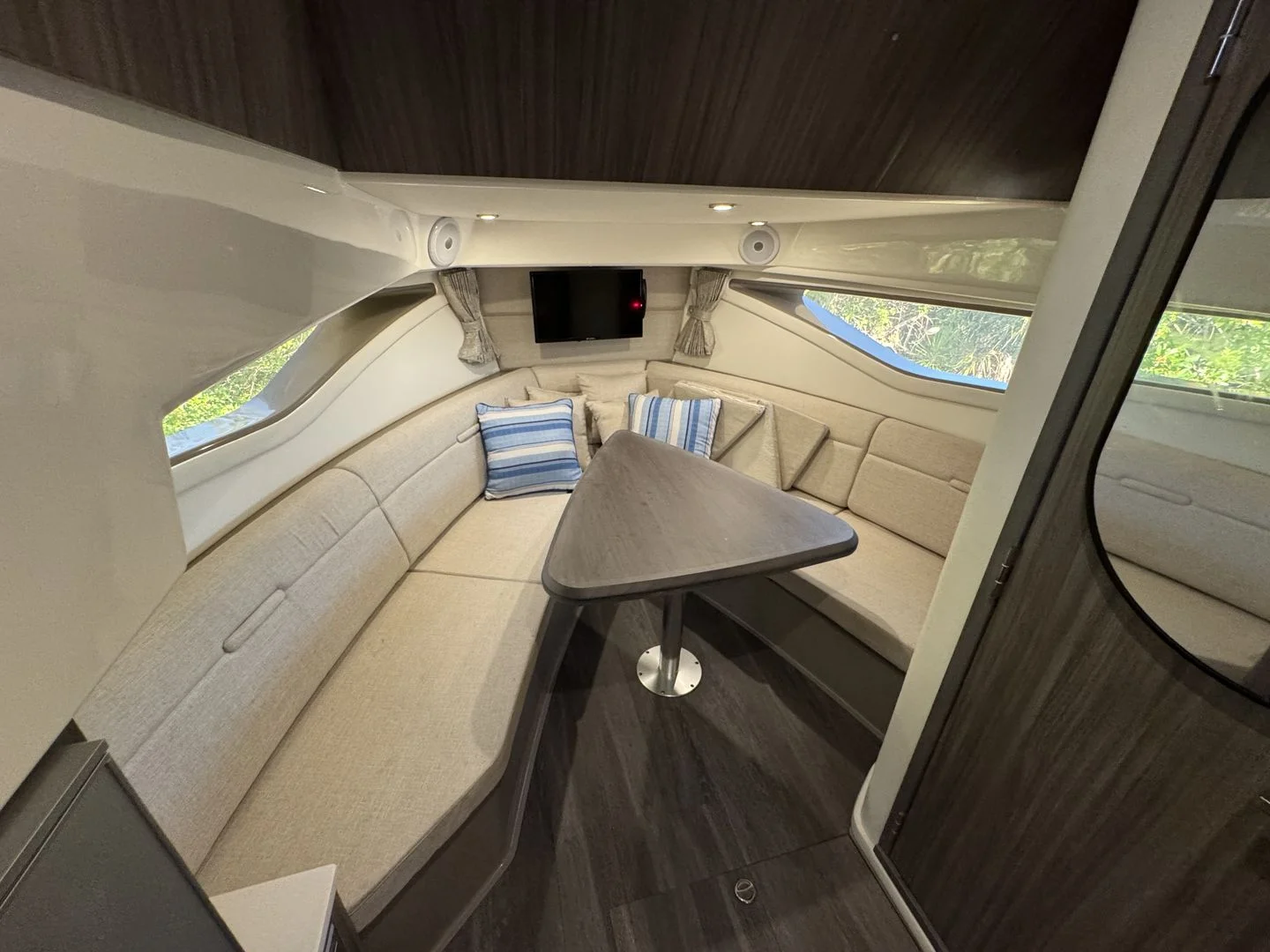 2024 Sea Ray 320 SUNDANCER OUTBOARD Image Thumbnail #39