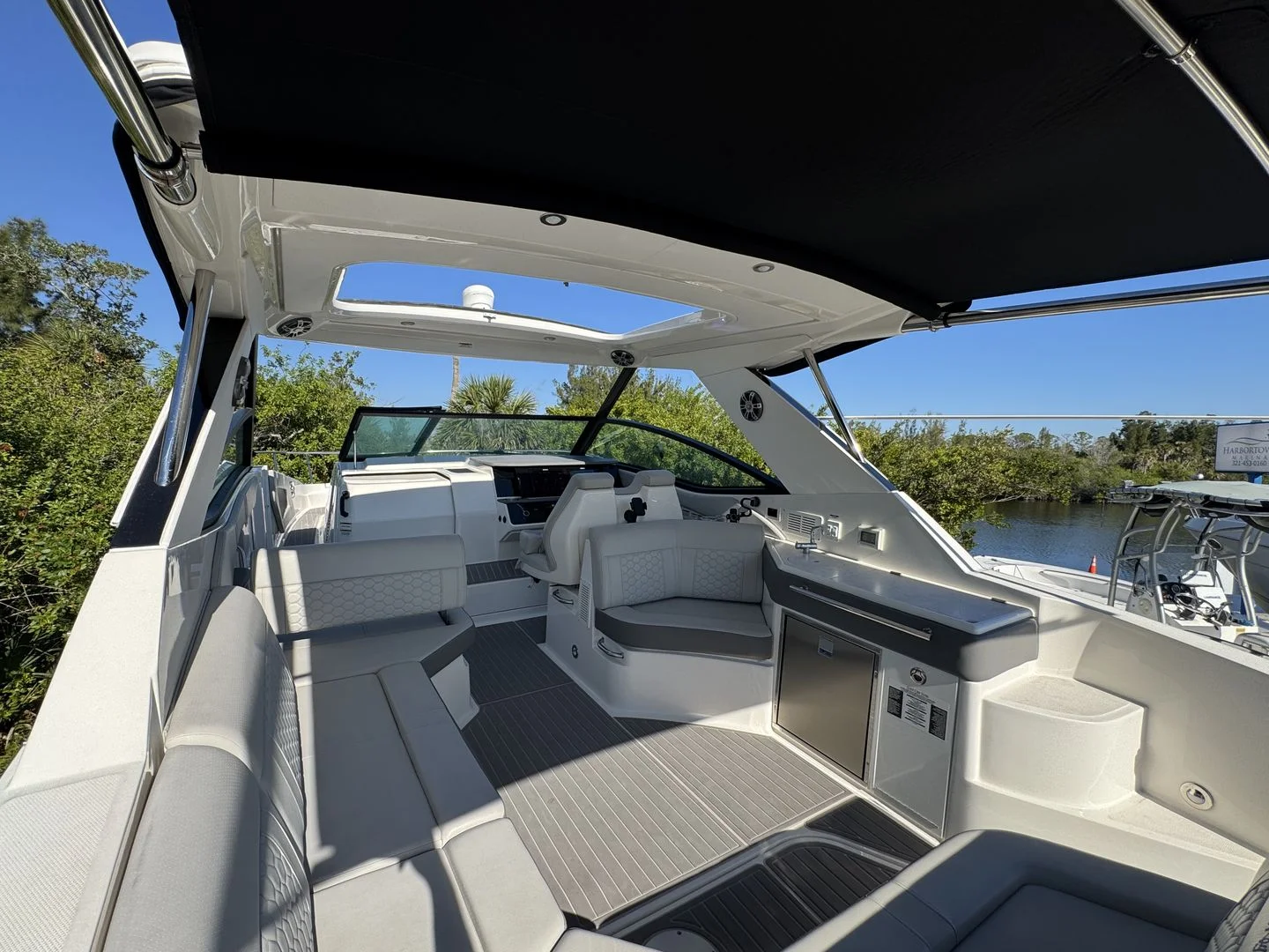 2024 Sea Ray 320 SUNDANCER OUTBOARD Image Thumbnail #32