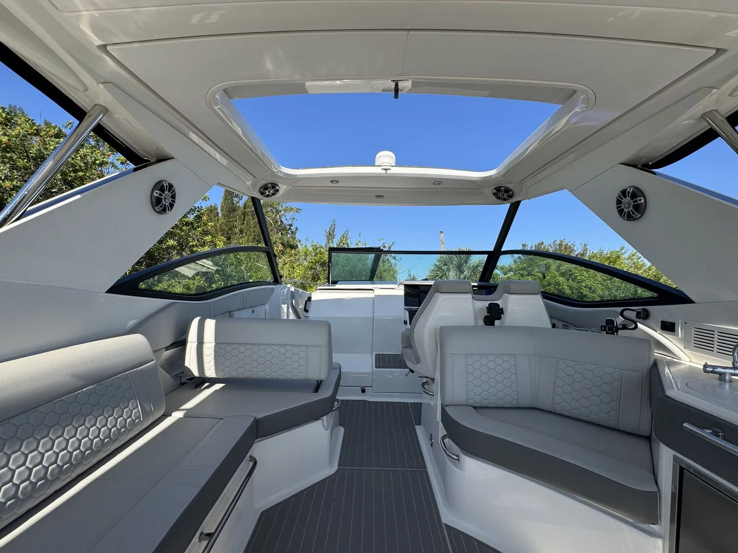 2024 Sea Ray 320 SUNDANCER OUTBOARD Image Thumbnail #36