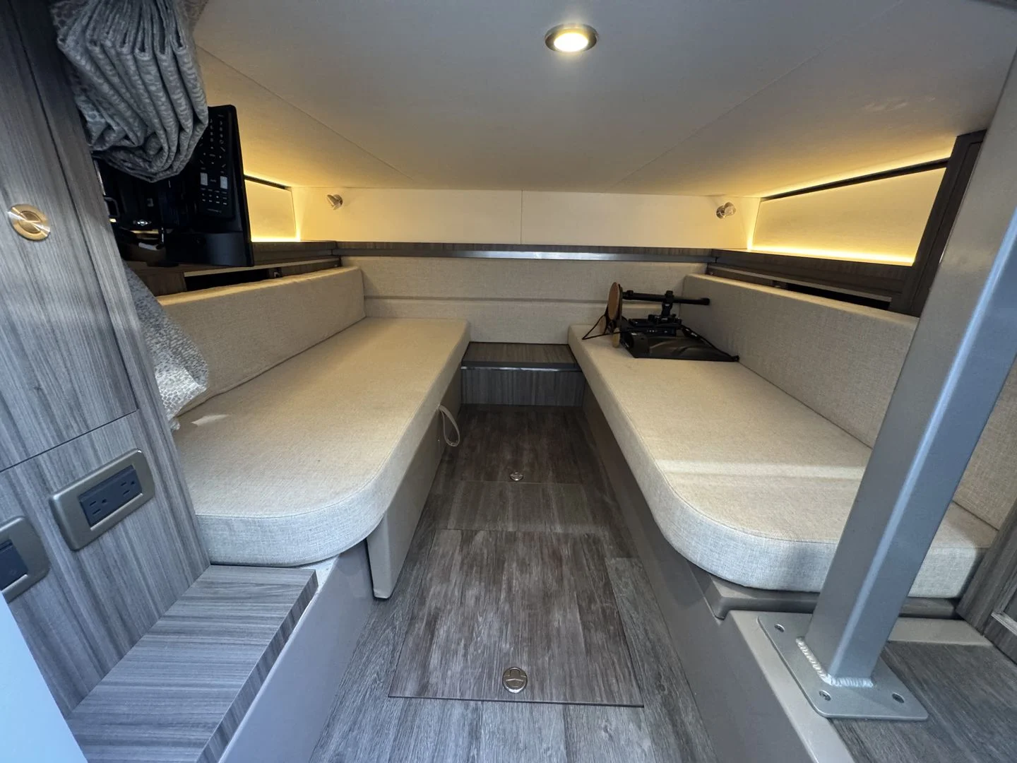 2024 Sea Ray 320 SUNDANCER OUTBOARD Image Thumbnail #42