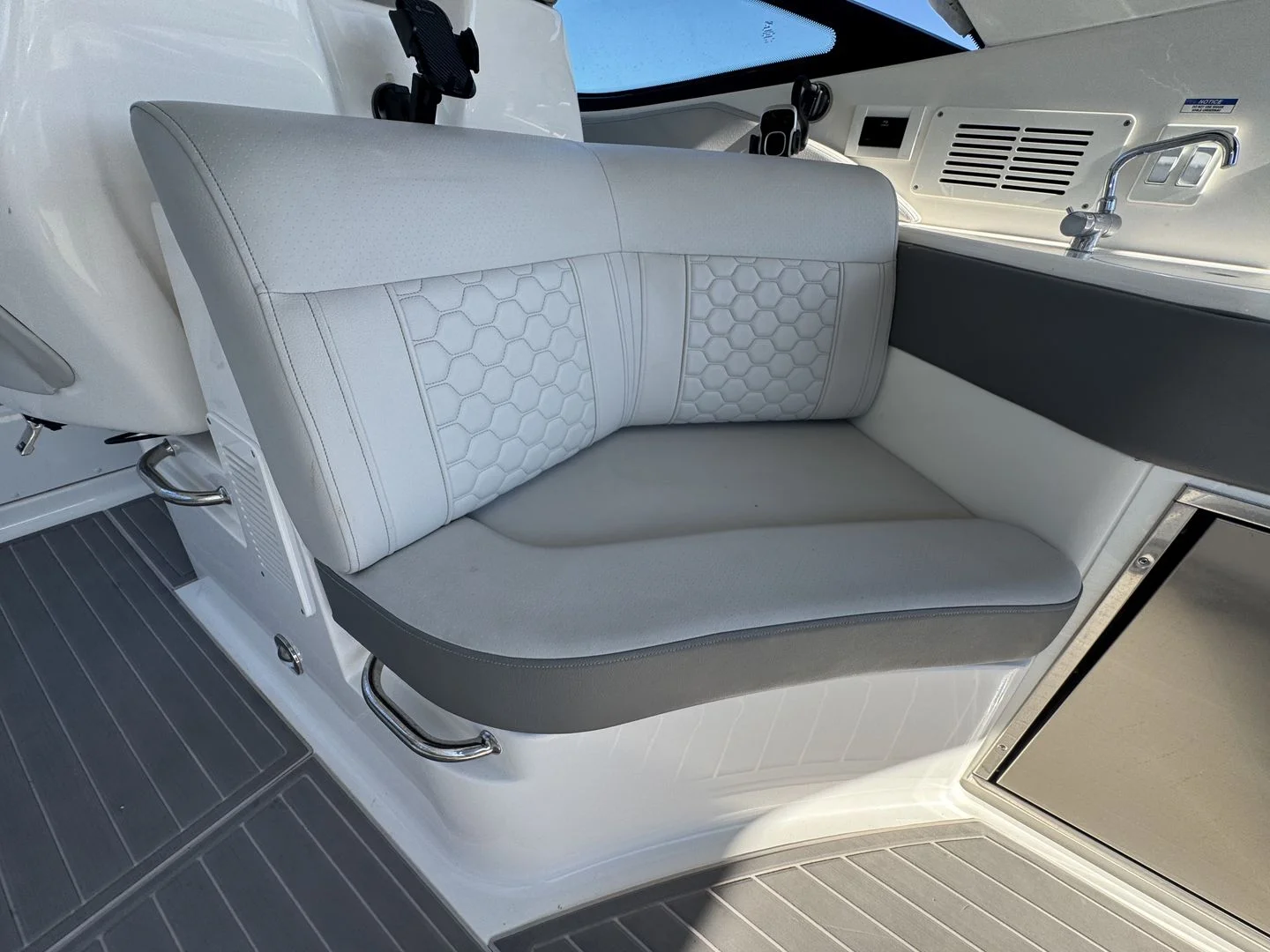 2024 Sea Ray 320 SUNDANCER OUTBOARD Image Thumbnail #22