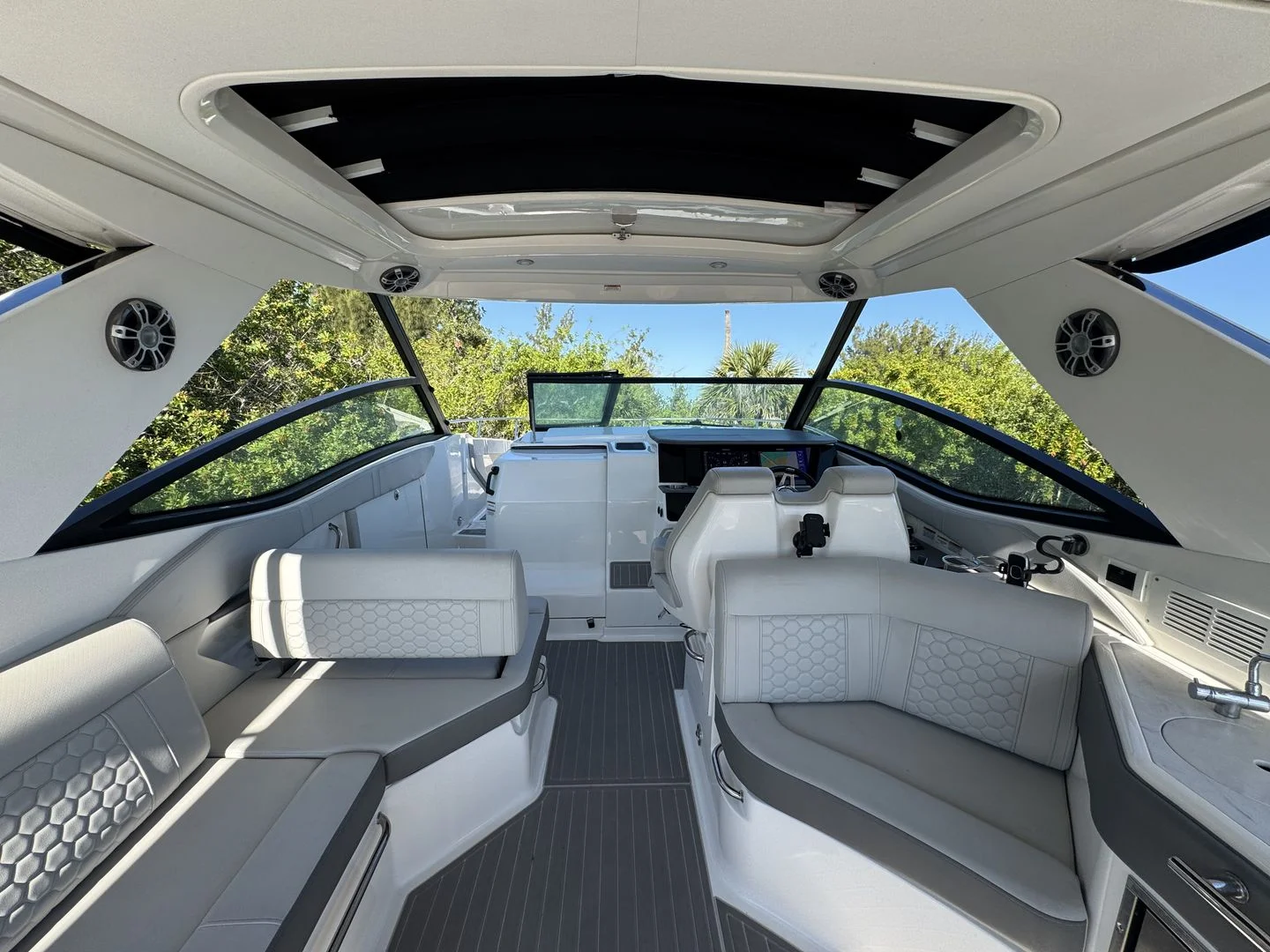 2024 Sea Ray 320 SUNDANCER OUTBOARD Image Thumbnail #28