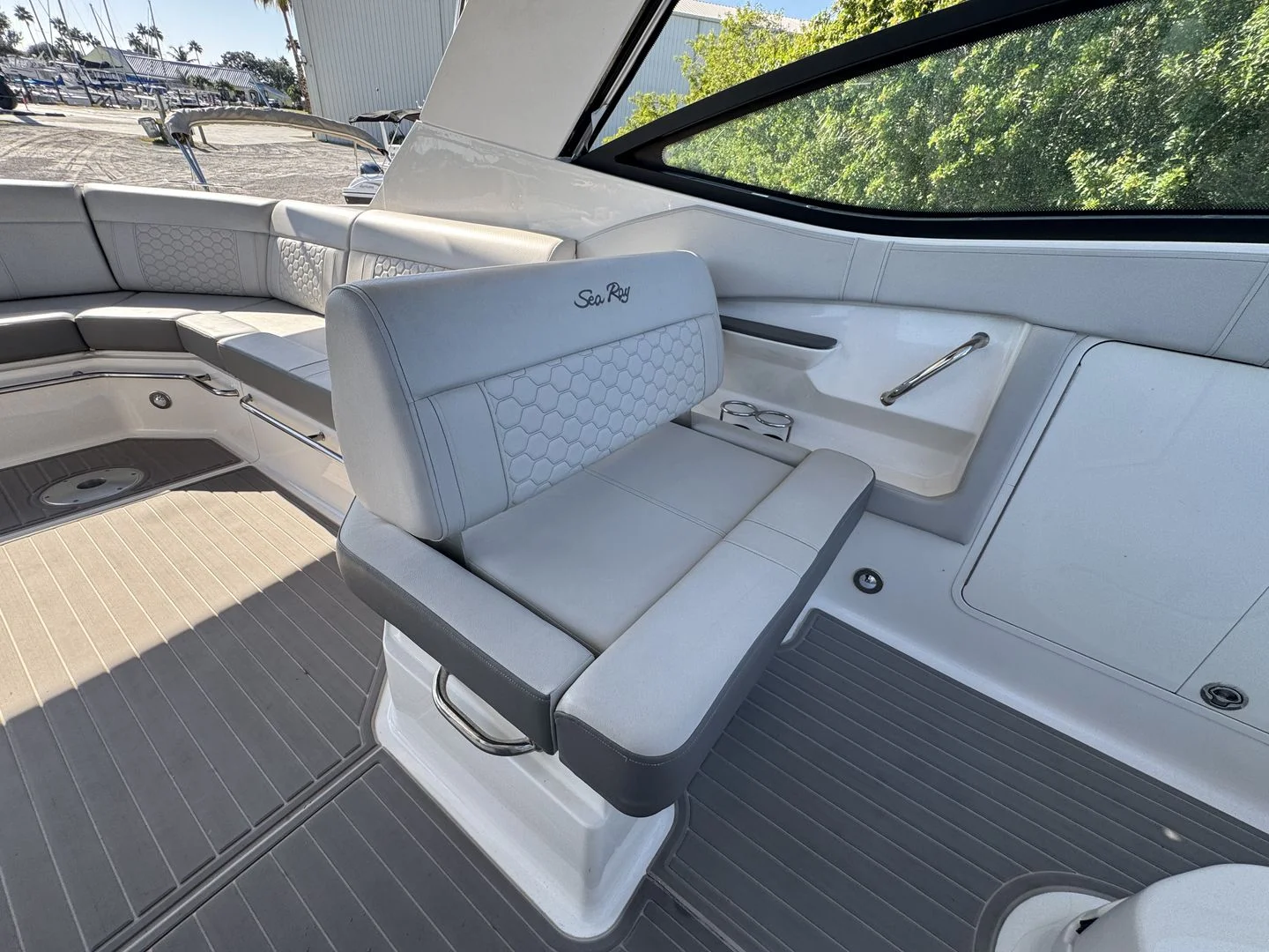 2024 Sea Ray 320 SUNDANCER OUTBOARD Image Thumbnail #19