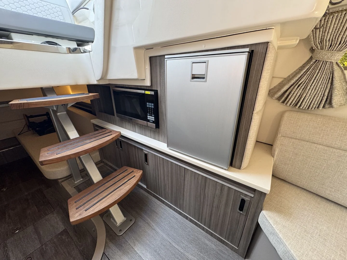 2024 Sea Ray 320 SUNDANCER OUTBOARD Image Thumbnail #43