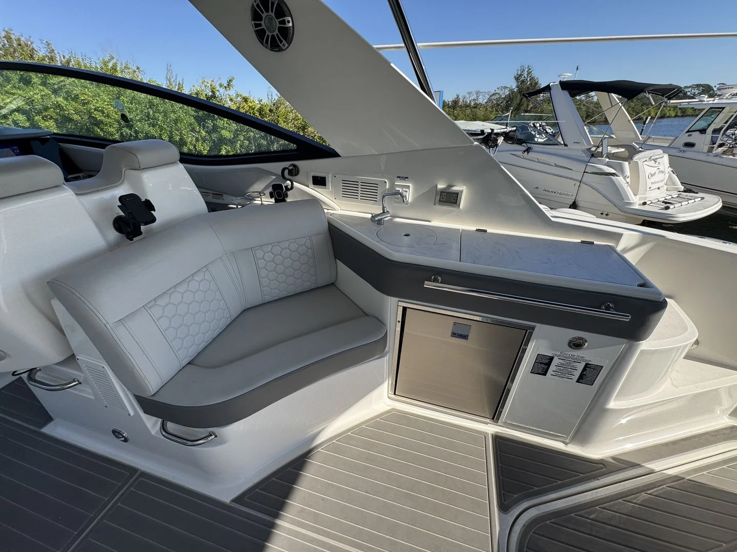 2024 Sea Ray 320 SUNDANCER OUTBOARD Image Thumbnail #25