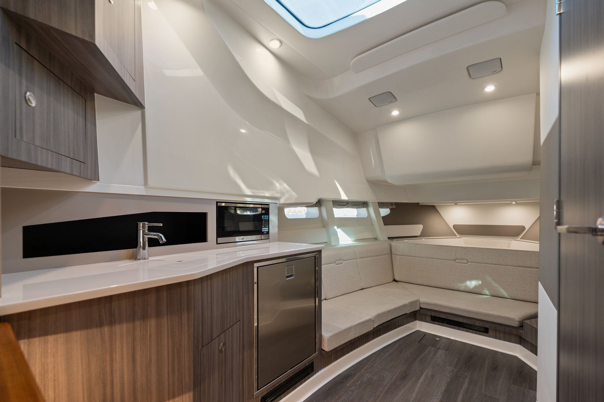 2023 Sea Ray 370 SUNDANCER Image Thumbnail #41