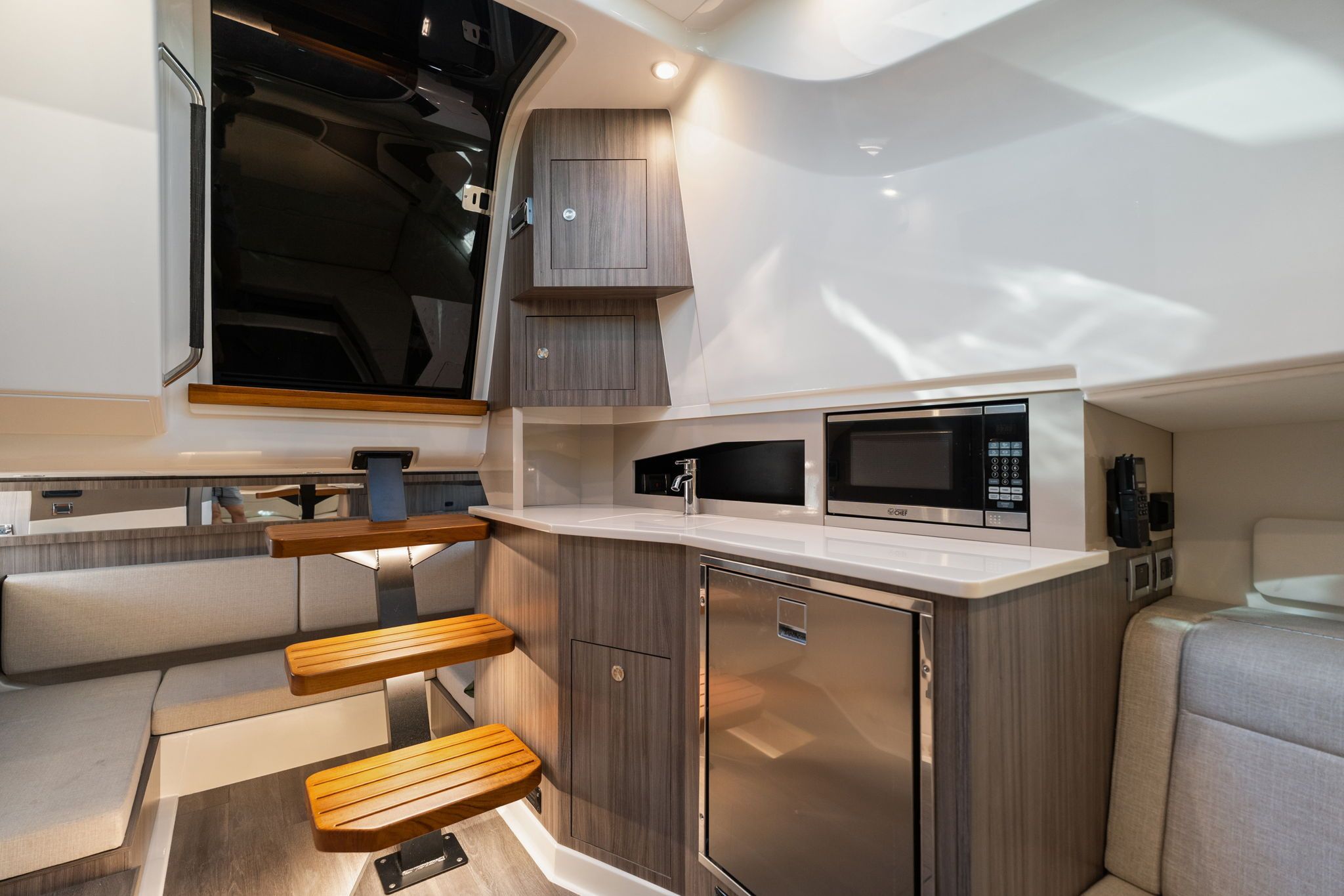 2023 Sea Ray 370 SUNDANCER Image Thumbnail #39