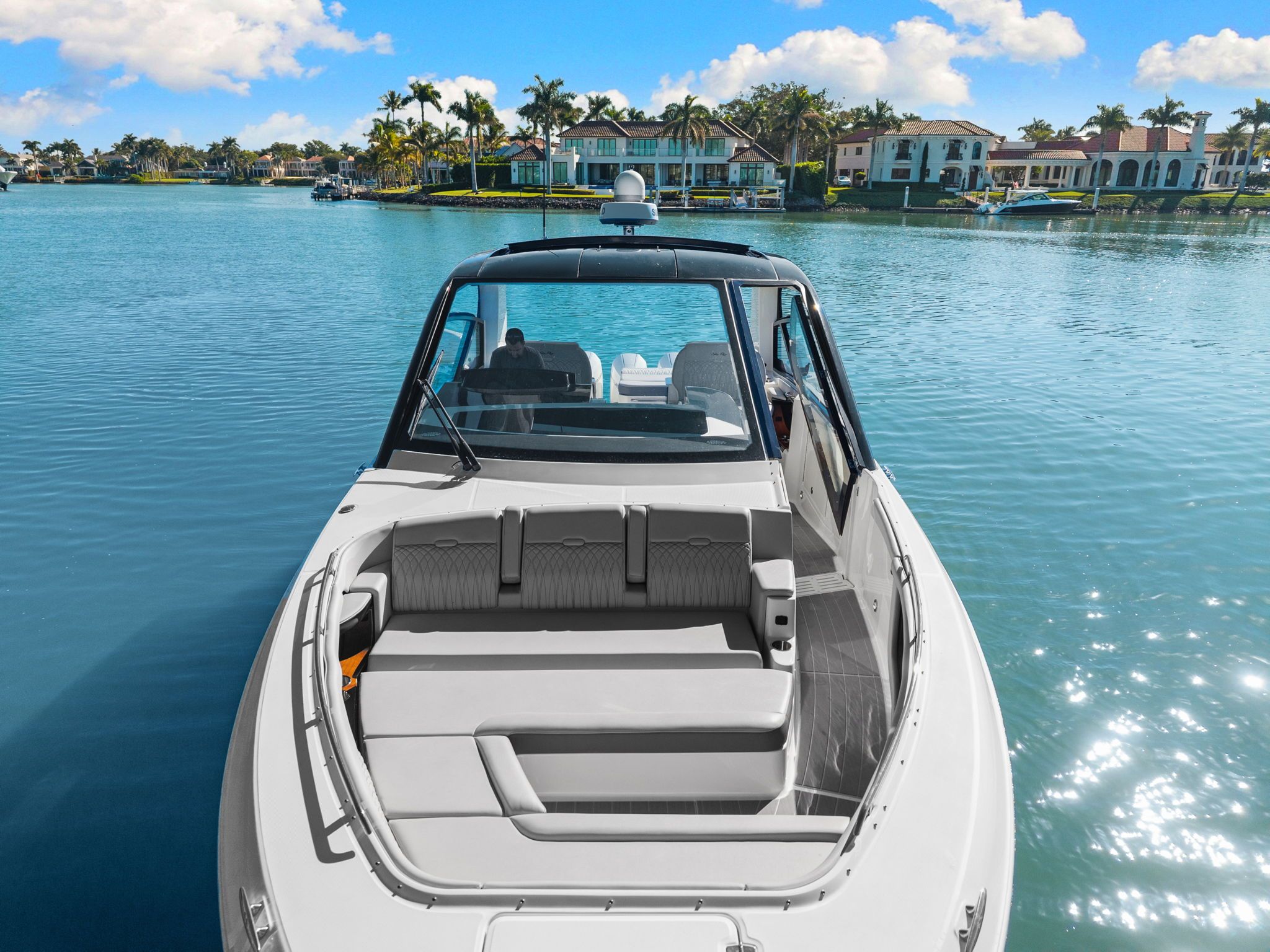 2023 Sea Ray 370 SUNDANCER Image Thumbnail #4