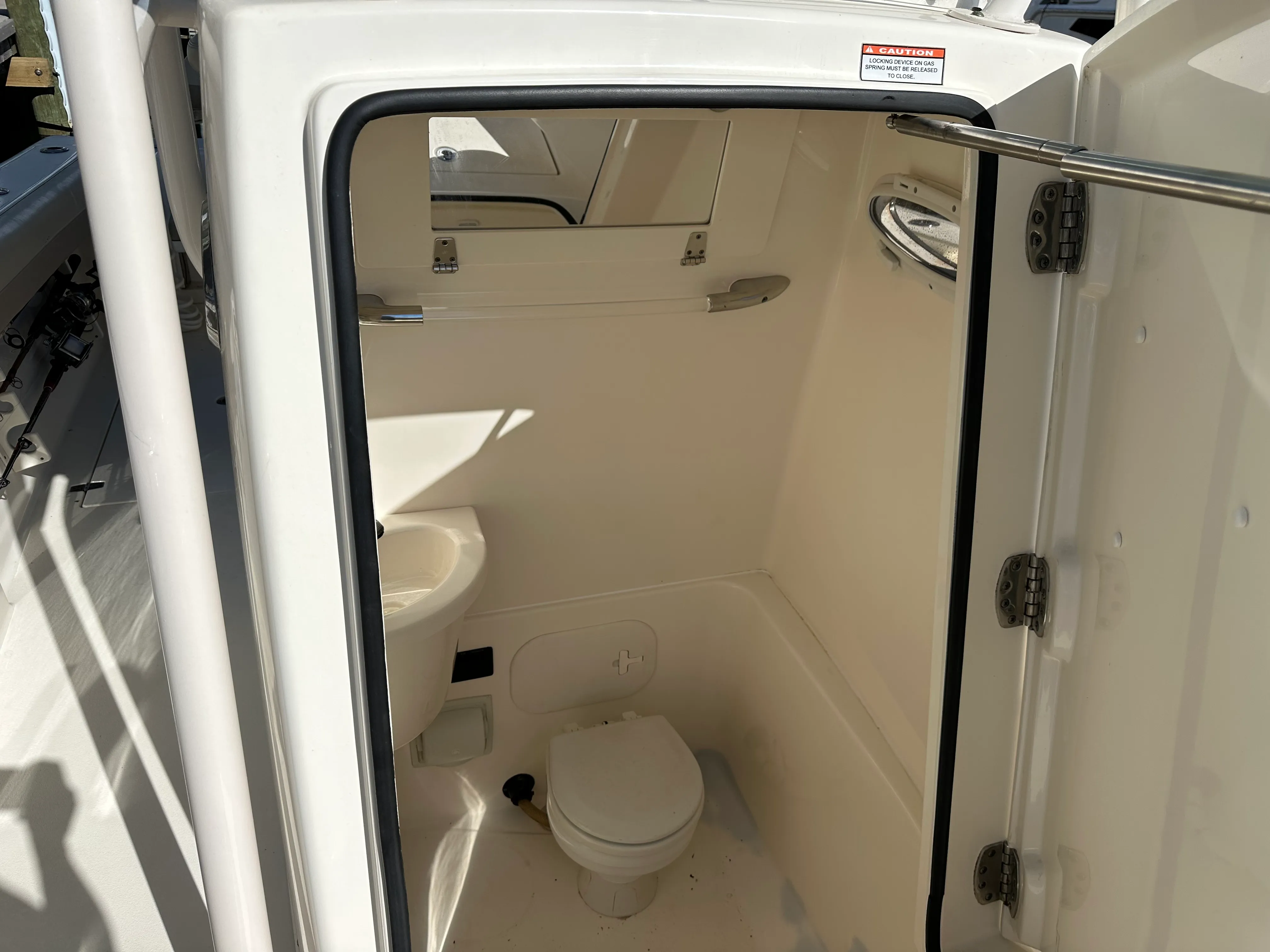 2018 Cobia 261 CENTER CONSOLE Image Thumbnail #41